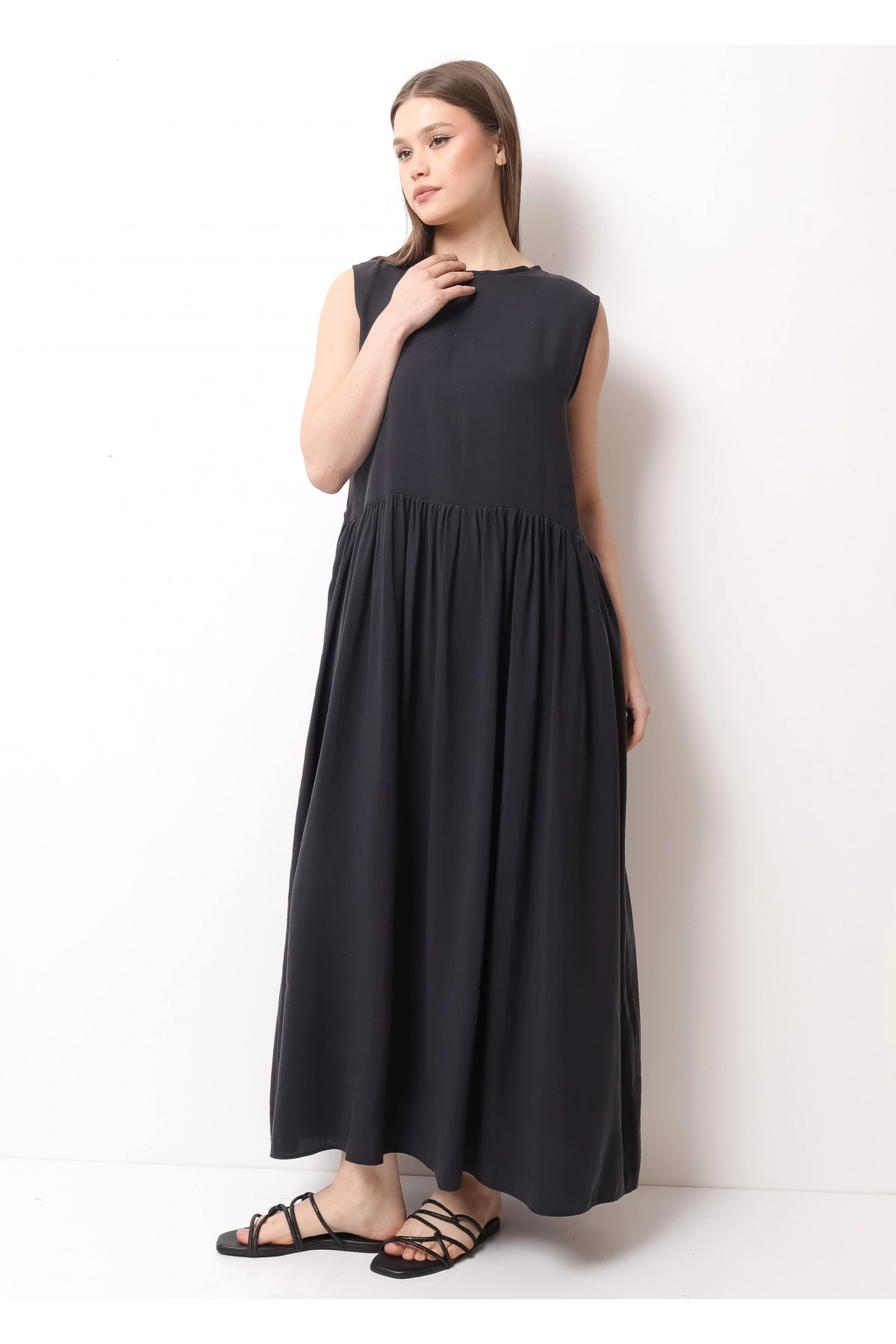 Siyah Sırtı Bağcıklı Kadın Midi Elbise