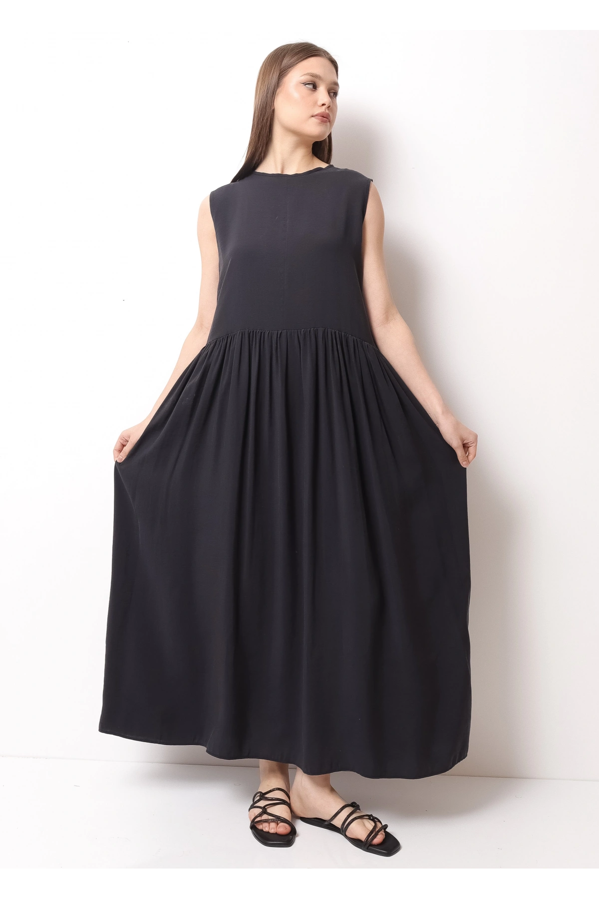 Siyah Sırtı Bağcıklı Kadın Midi Elbise