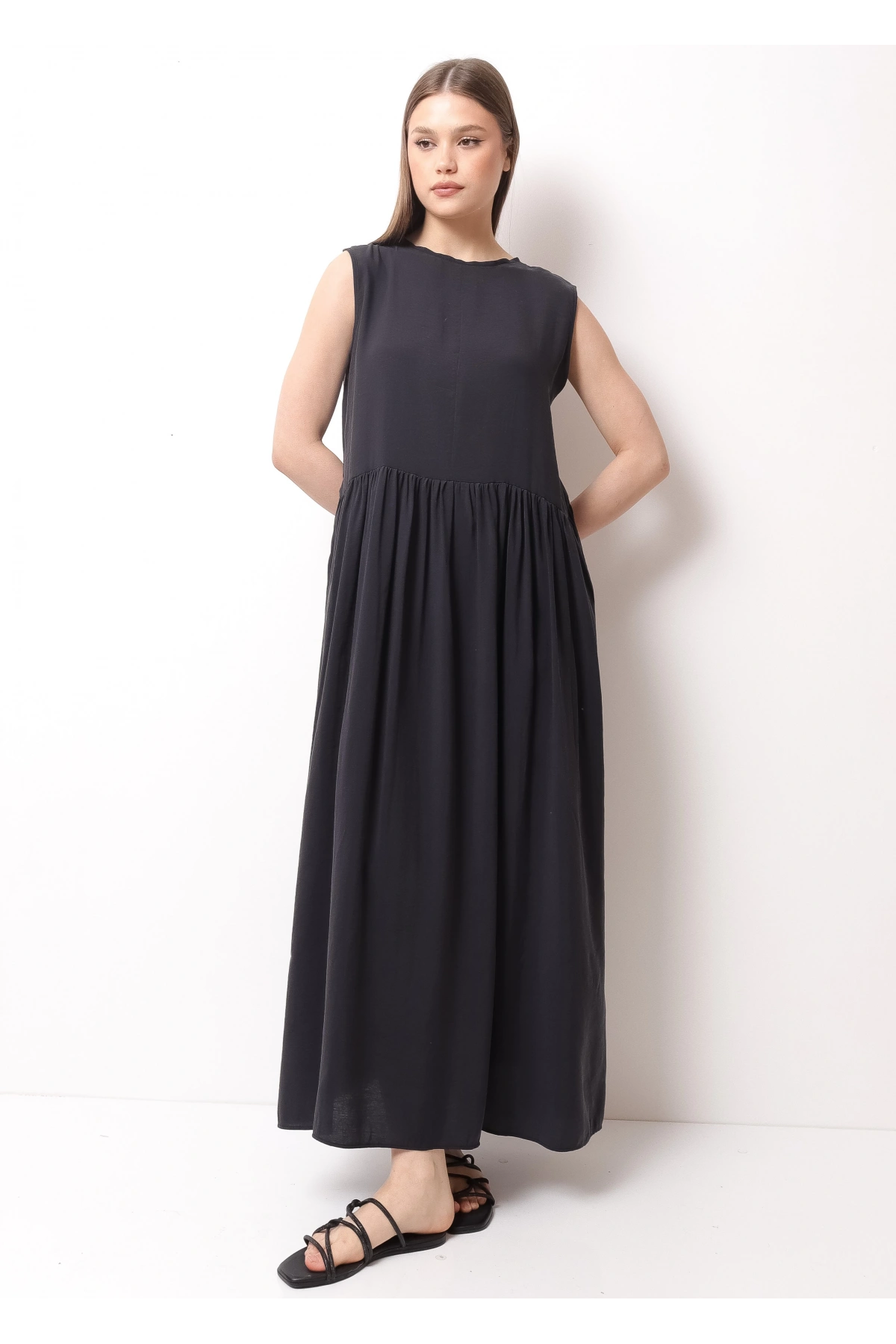 Siyah Sırtı Bağcıklı Kadın Midi Elbise