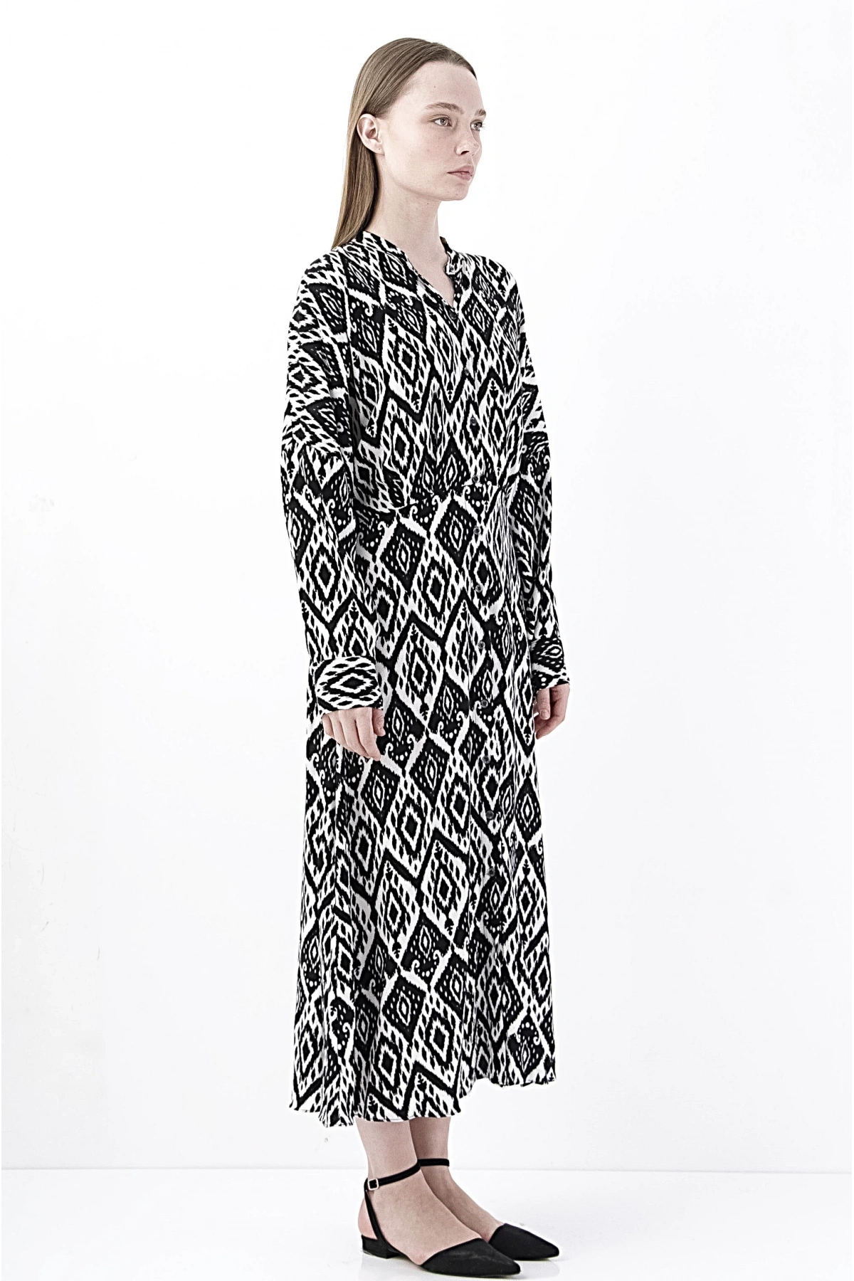 Elegant Siyah-Beyaz Düğmeli Boho Midi Elbise