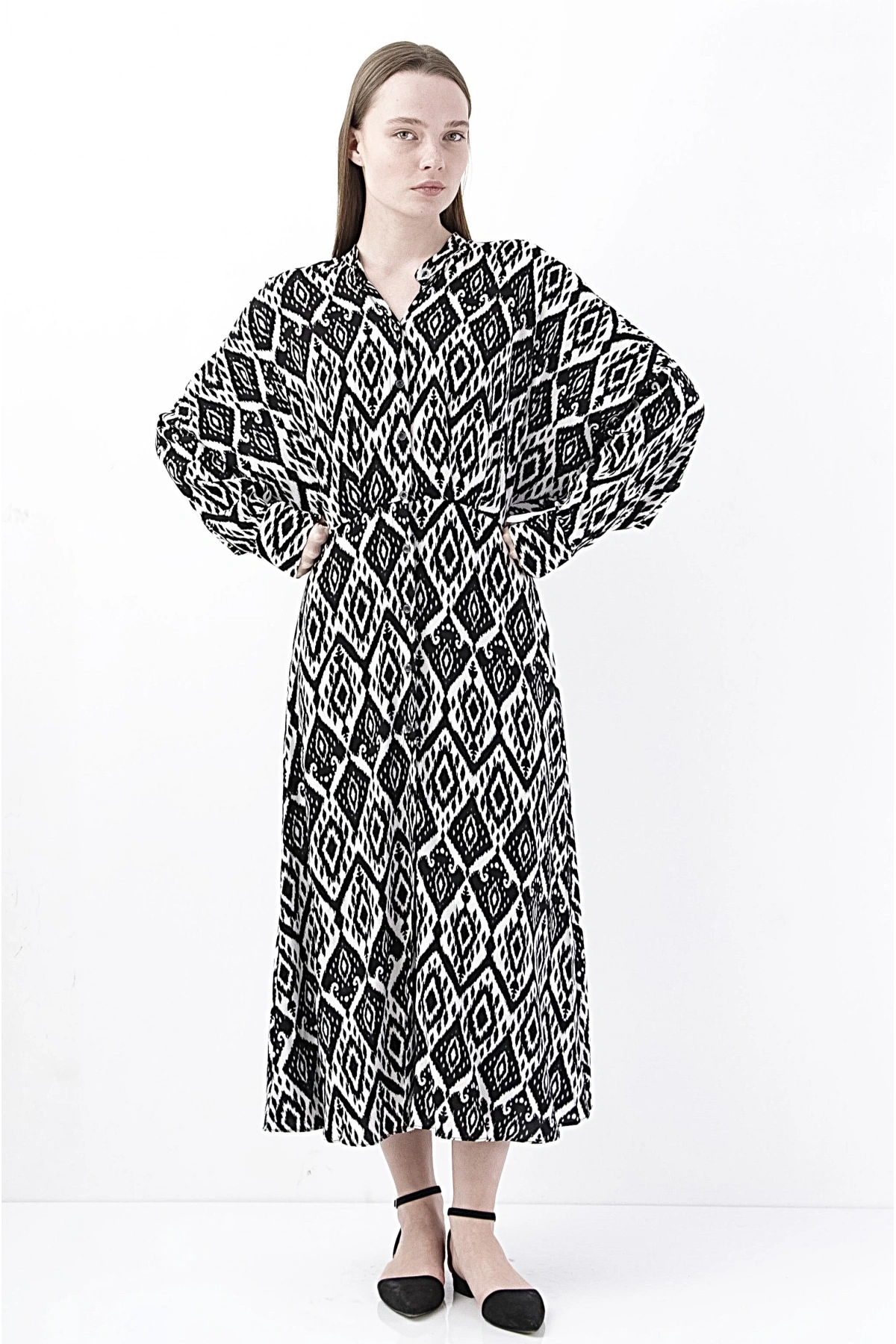 Elegant Siyah-Beyaz Düğmeli Boho Midi Elbise