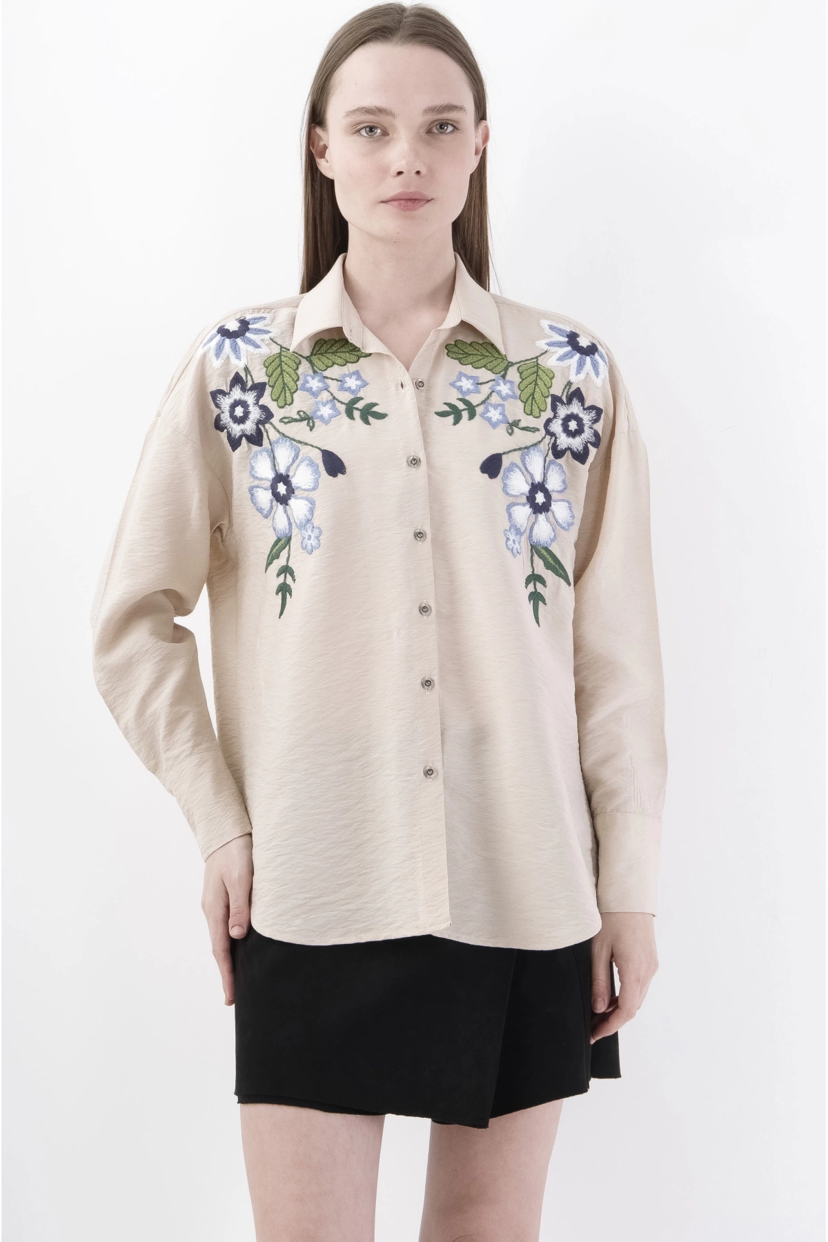 Mavi Beyaz Çiçekli Floral İşlemeli Bej Kadın Gömlek