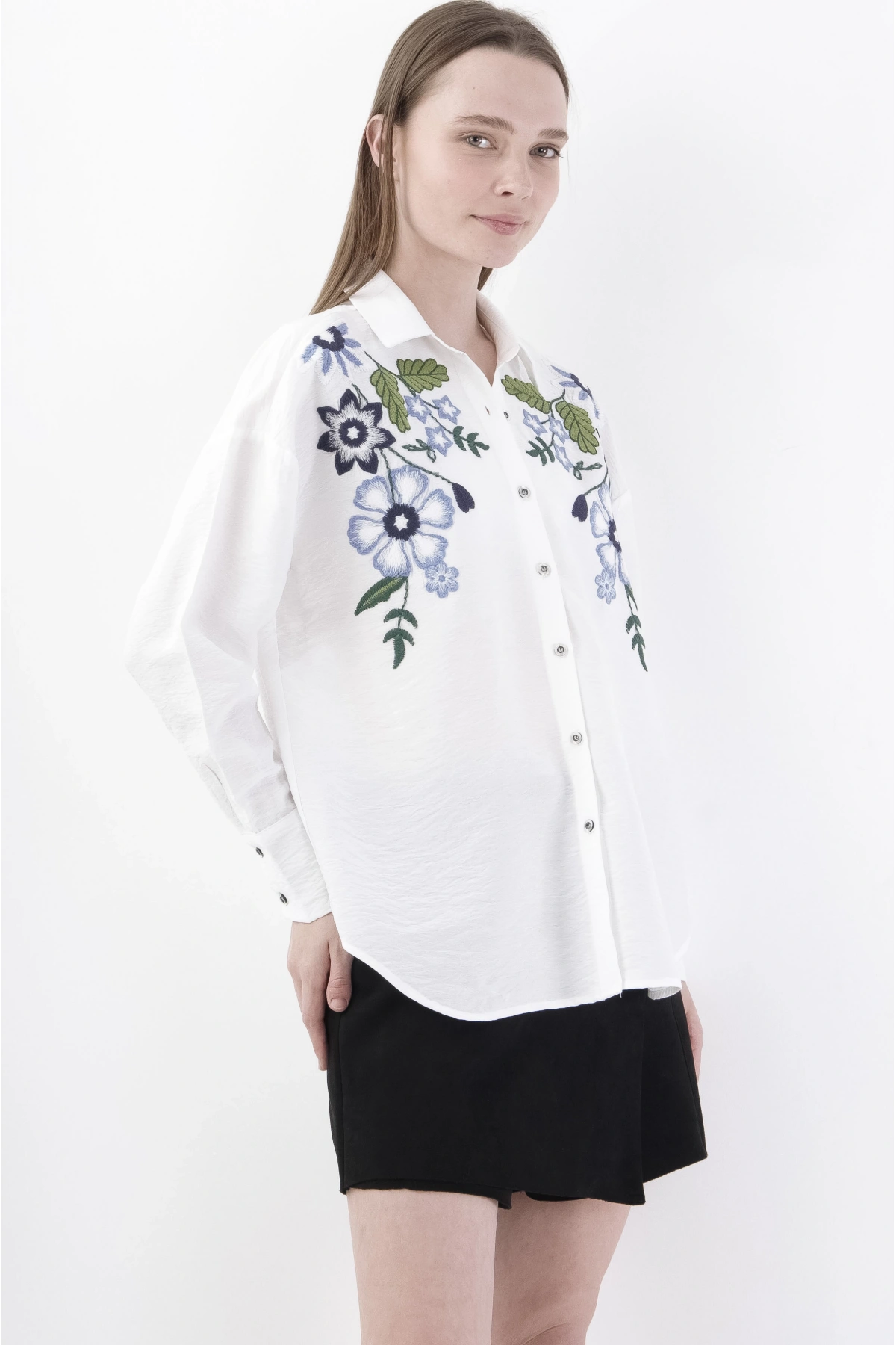 Floral İşlemeli Zarif Beyaz Kadın Gömlek