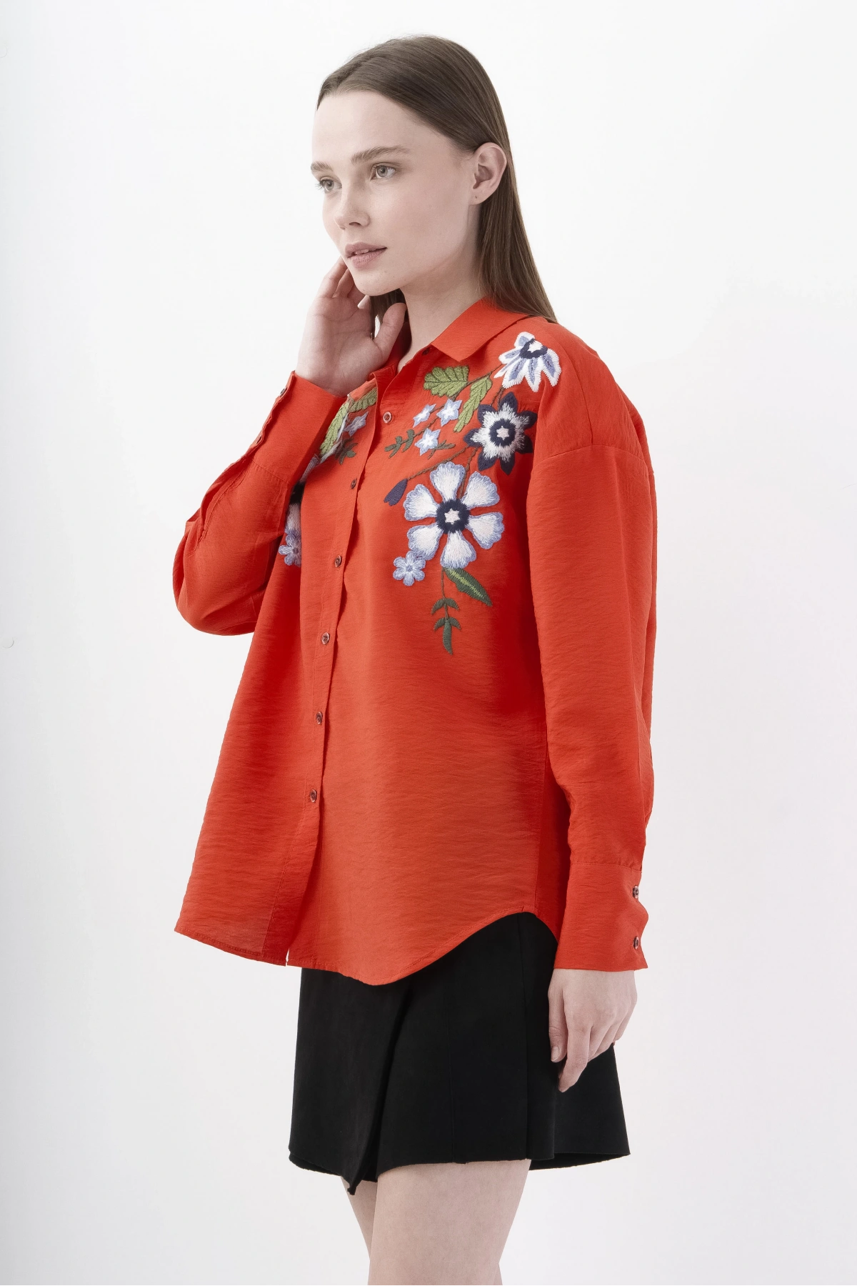 Mavi Beyaz Çiçekli Kadın Kırmızı Gömlek Şık Viskon