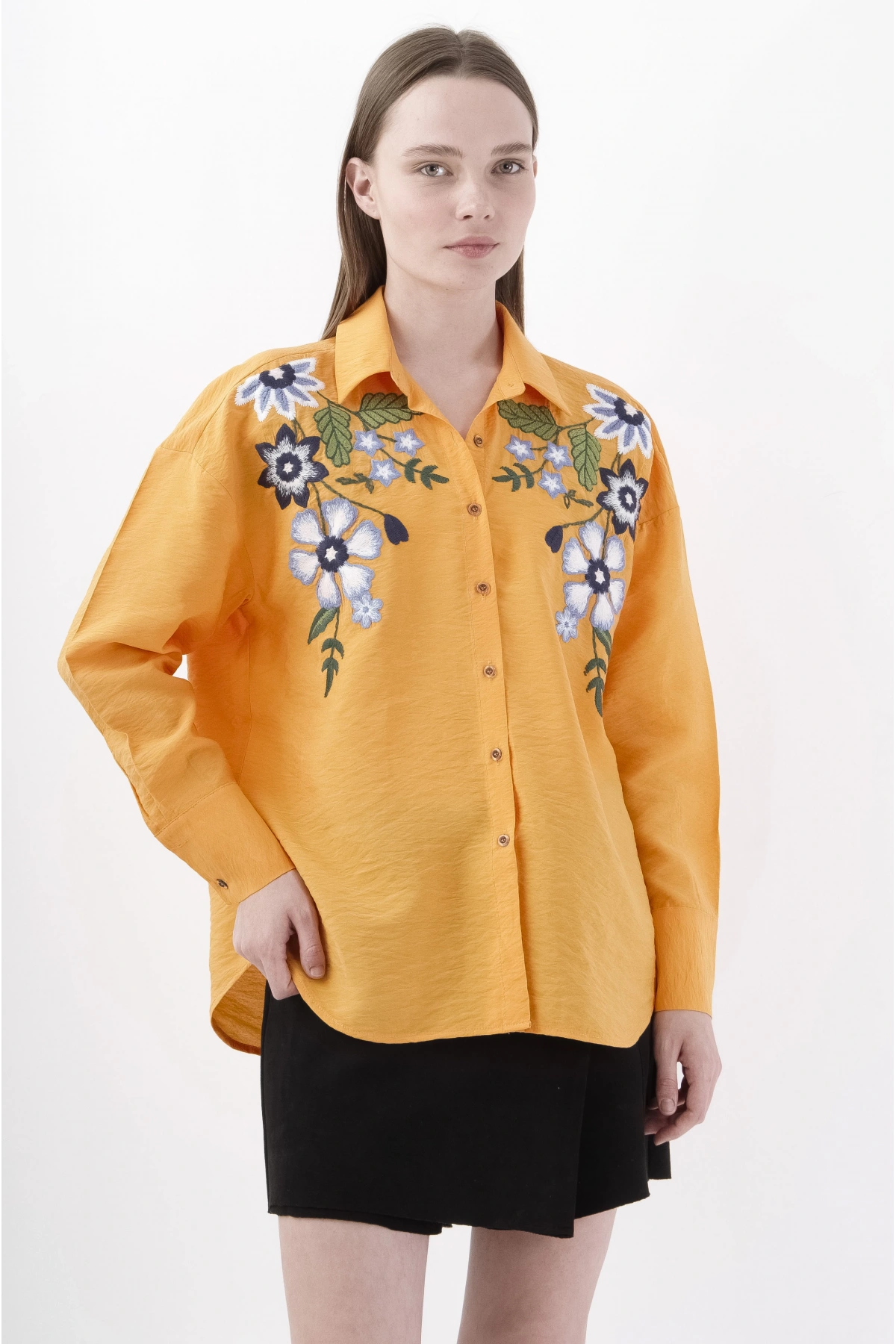 Beyaz Mavi Çiçekli Turuncu Kadın Gömlek