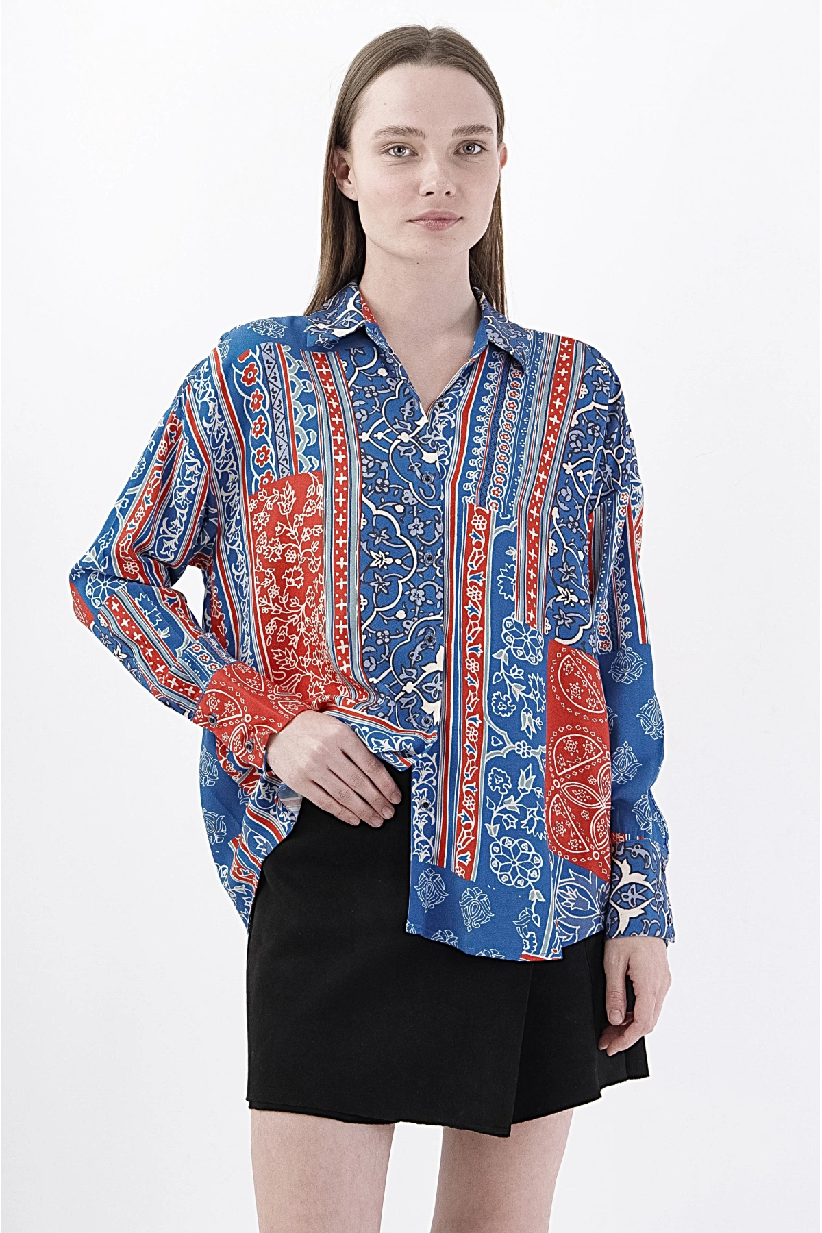 Mavi-Kırmızı Desenli Kadın Gömlek Şık Tasarım