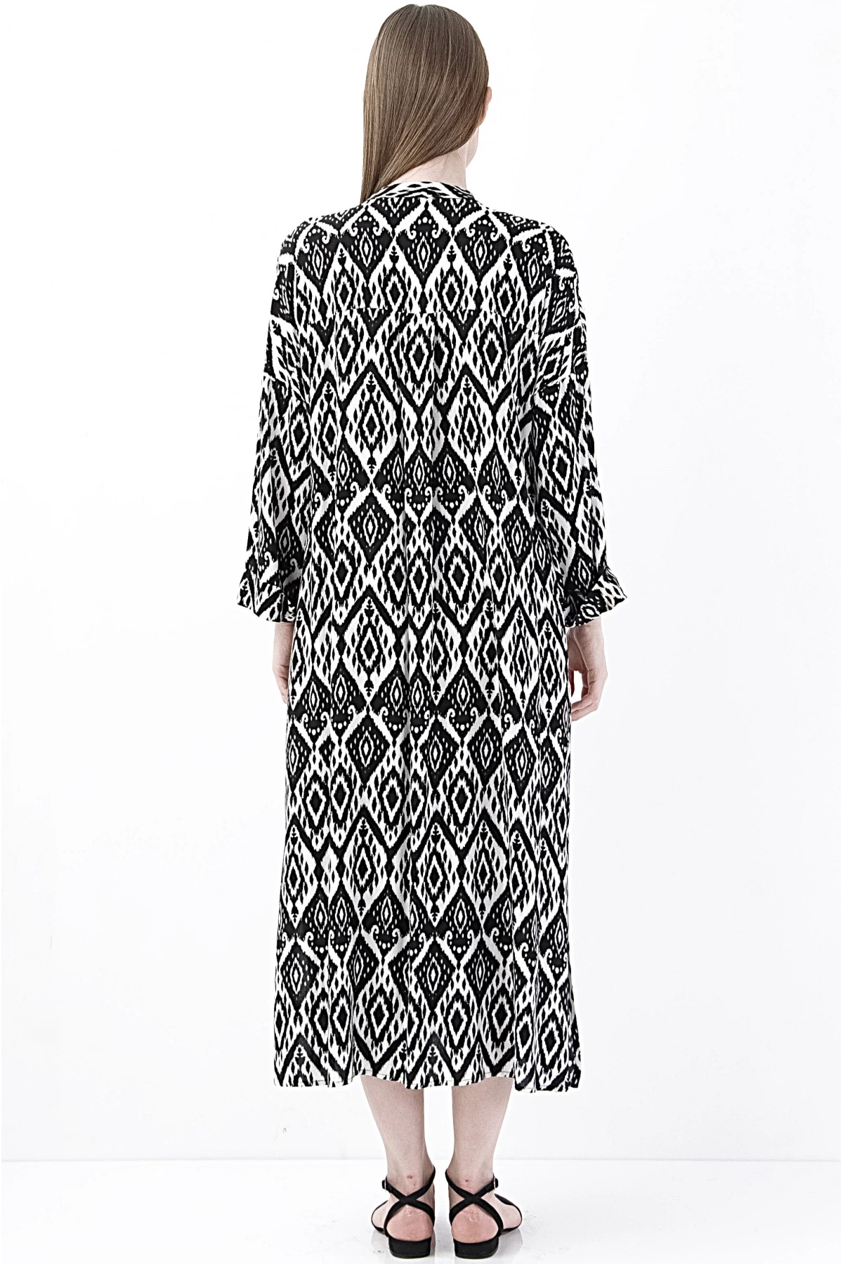 Siyah-Beyaz Yırtmaçlı Midi Elbise