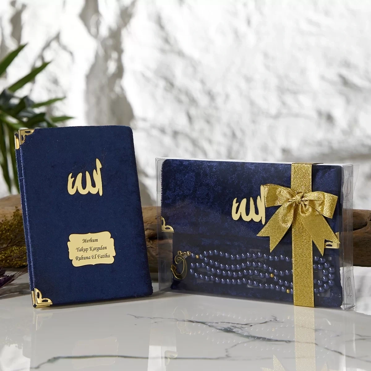 Asetat Kutuda Kadife Kumaş Kaplı Çanta İçerisinde İnci Tesbihli Lacivert Renkli Kadife Yasin Kitabı Seti