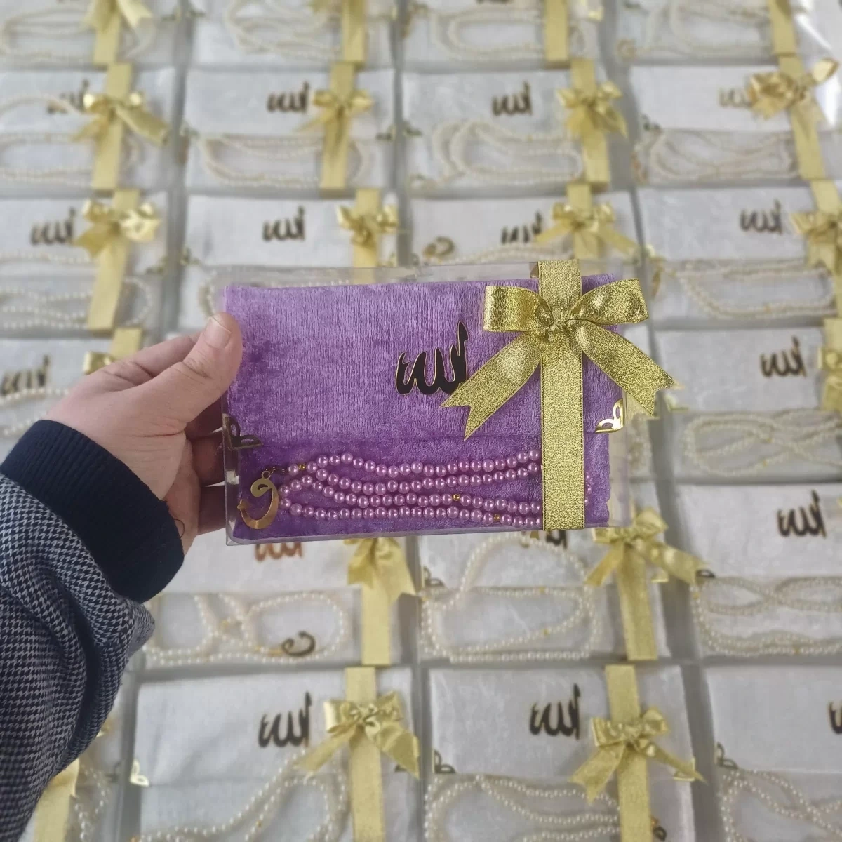 Asetat Kutuda Kadife Kumaş Kaplı Çanta İçerisinde İnci Tesbihli Lila Renkli Kadife Yasin Kitabı Seti