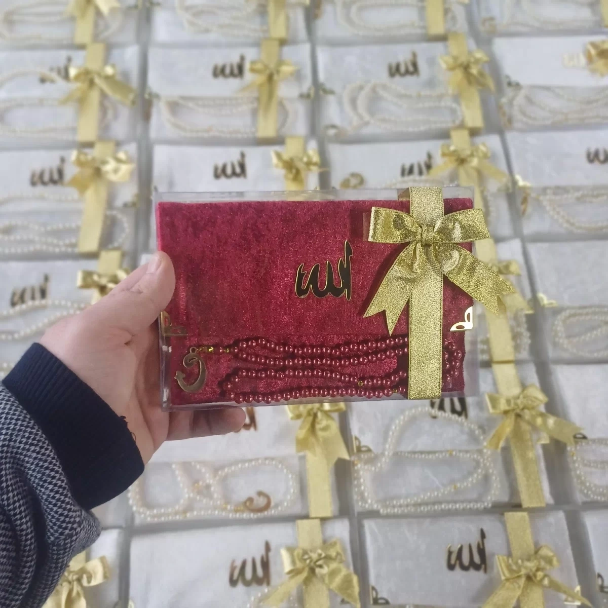 Asetat Kutuda Kadife Kumaş Kaplı Çanta İçerisinde İnci Tesbihli Bordo Renkli Kadife Yasin Kitabı Seti