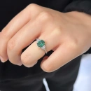 Alex Oval Tektaş Yanları Taşlı Yüzük