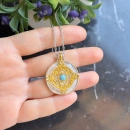 DW Firuze Sedef Madalyon Kolye