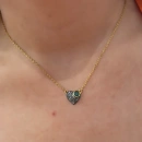 Zümrüt Taş Detaylı Ham Elmas Taşlı Kalp Kolye