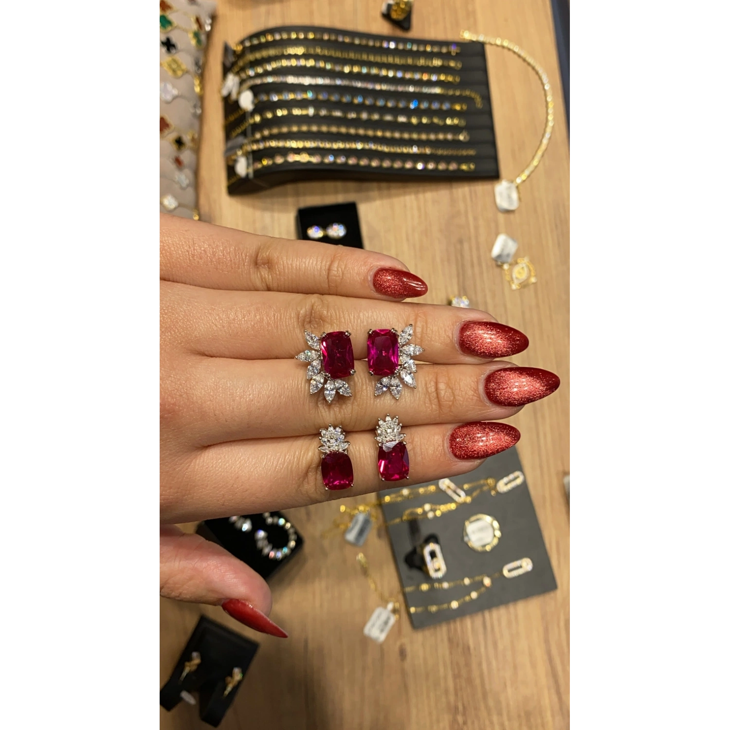 Ruby Di Markiz Yaprak Küpe