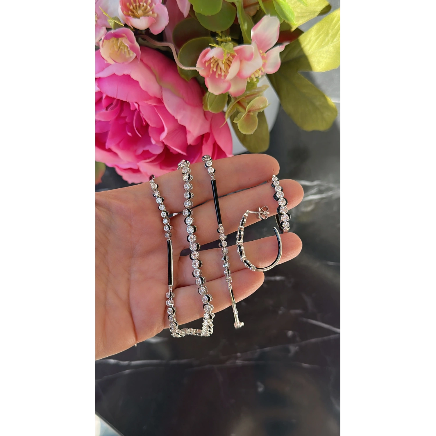 Siyah Mineli Gömme Taş Tasarım Küpe