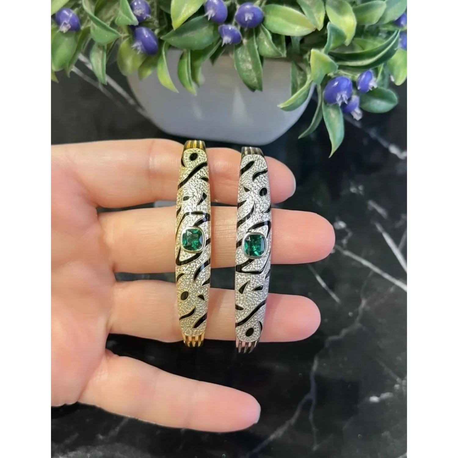 Carti Siyah Mineli Tasarım Kelepçe