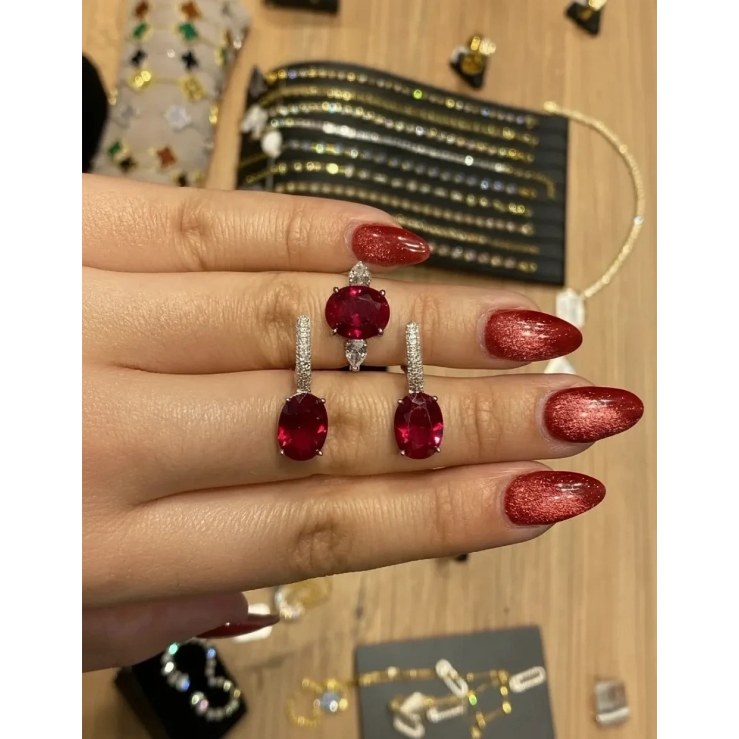 Ruby Oval Taşlı Halka Küpe
