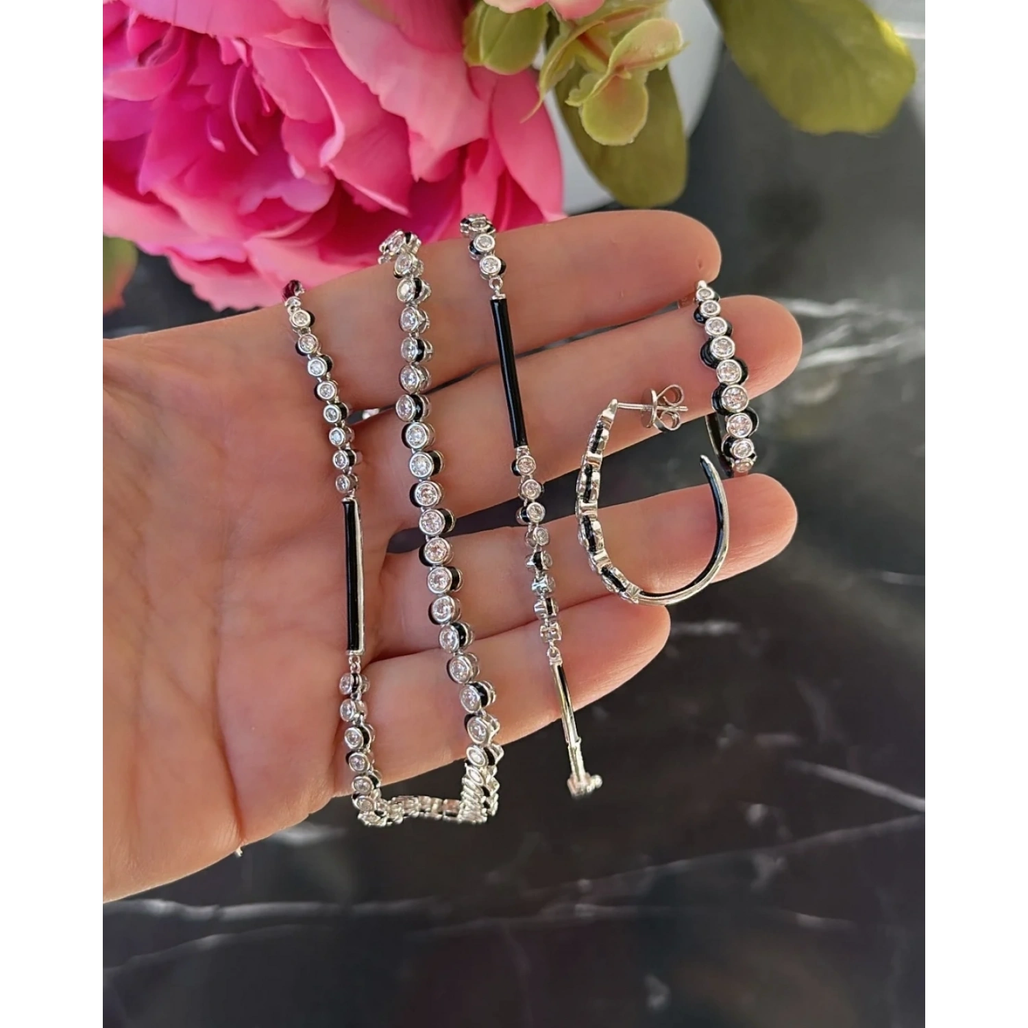 Siyah Mineli Gömme Taş Tasarım Kolye