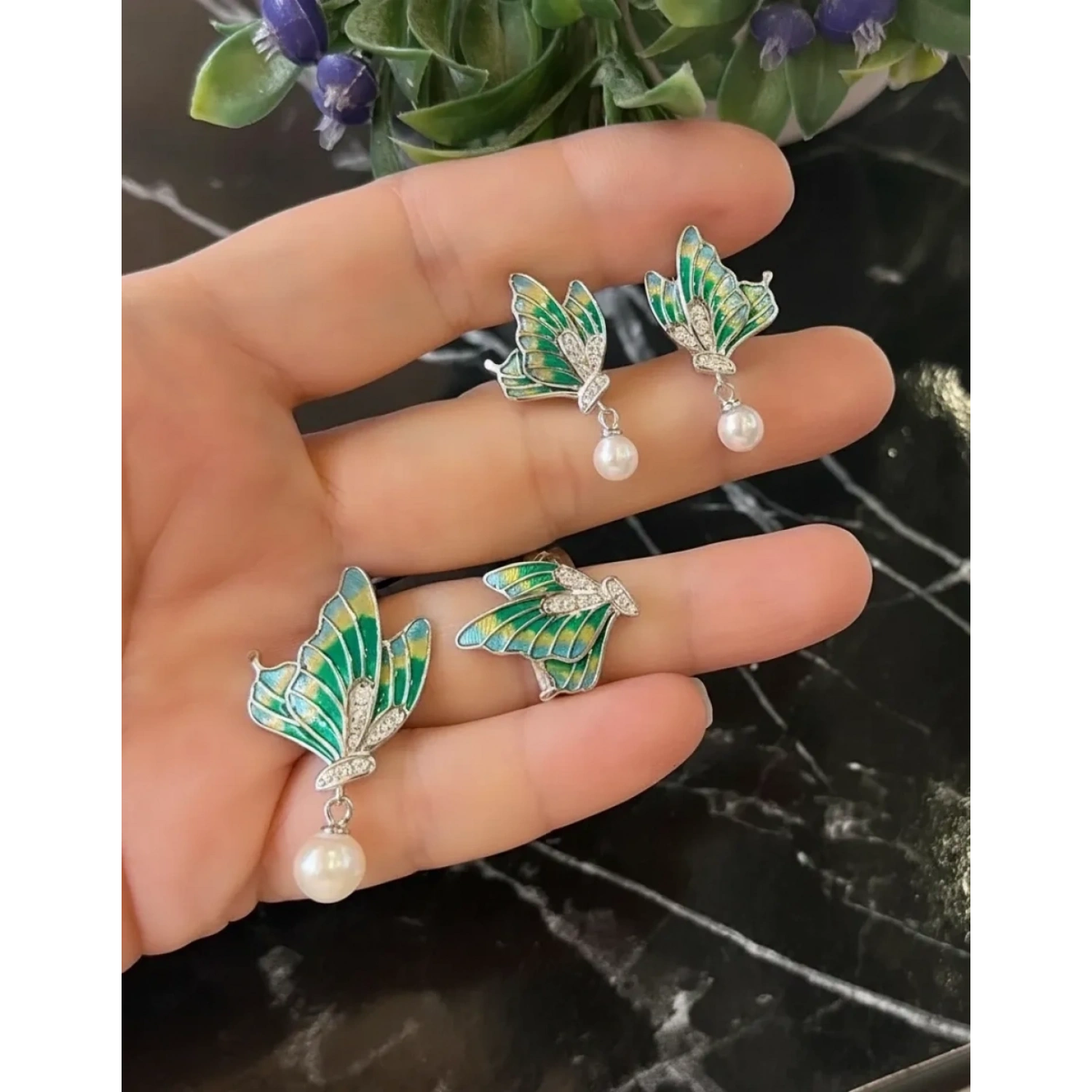 Yeşil Mineli İncili Kelebek Küpe