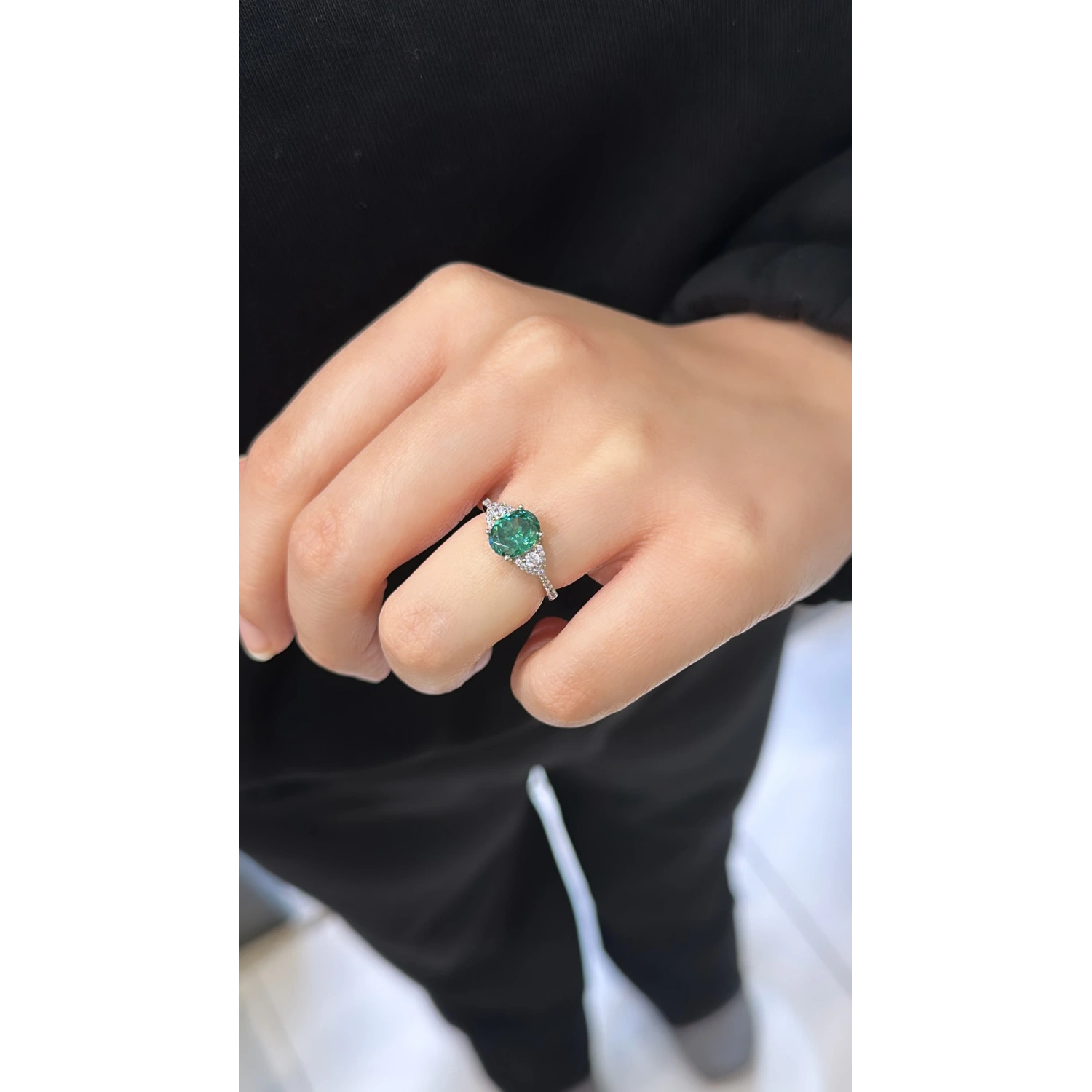 Alex Oval Tektaş Yanları Taşlı Yüzük