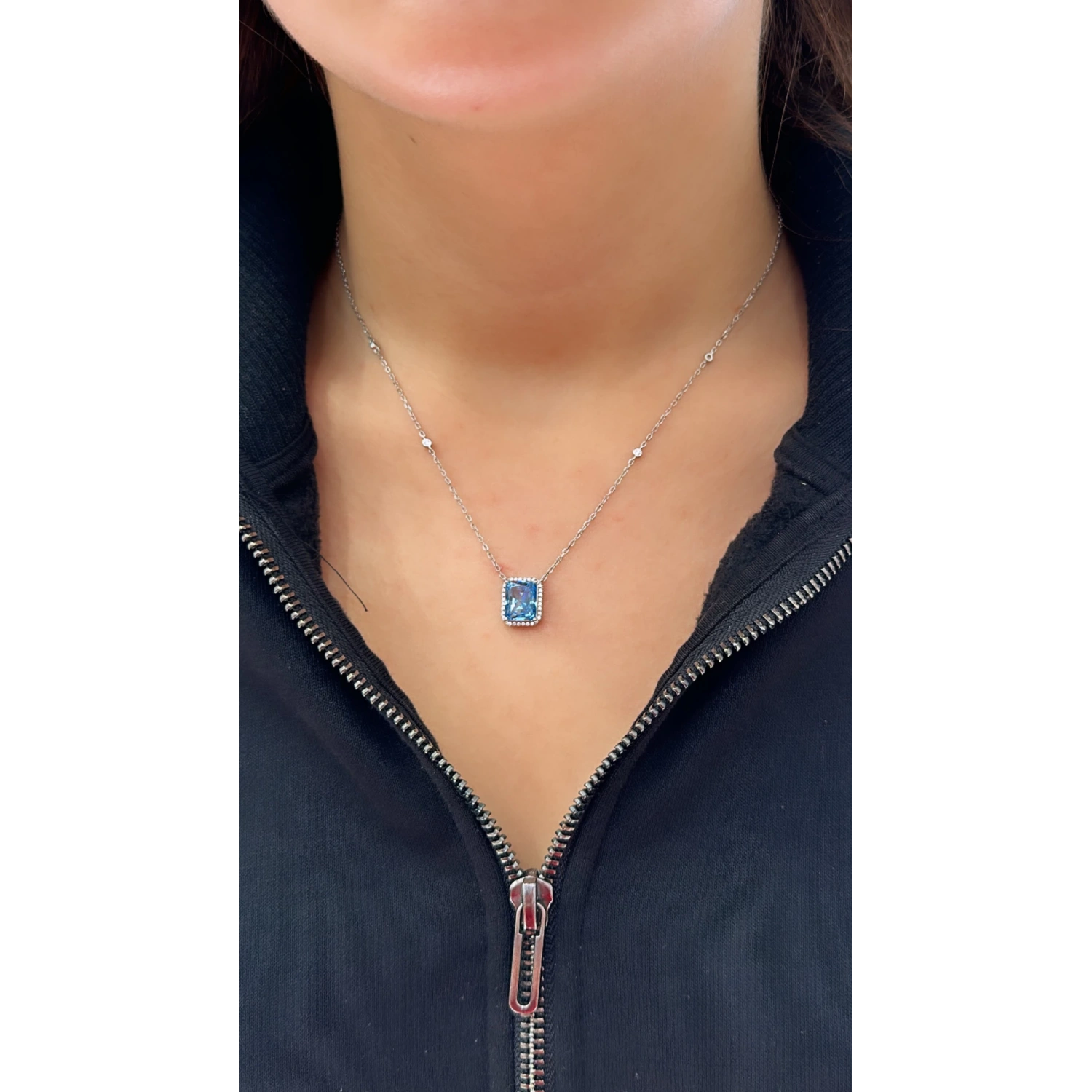 BD Ddörtgen Etrafı Taşlı Kolye