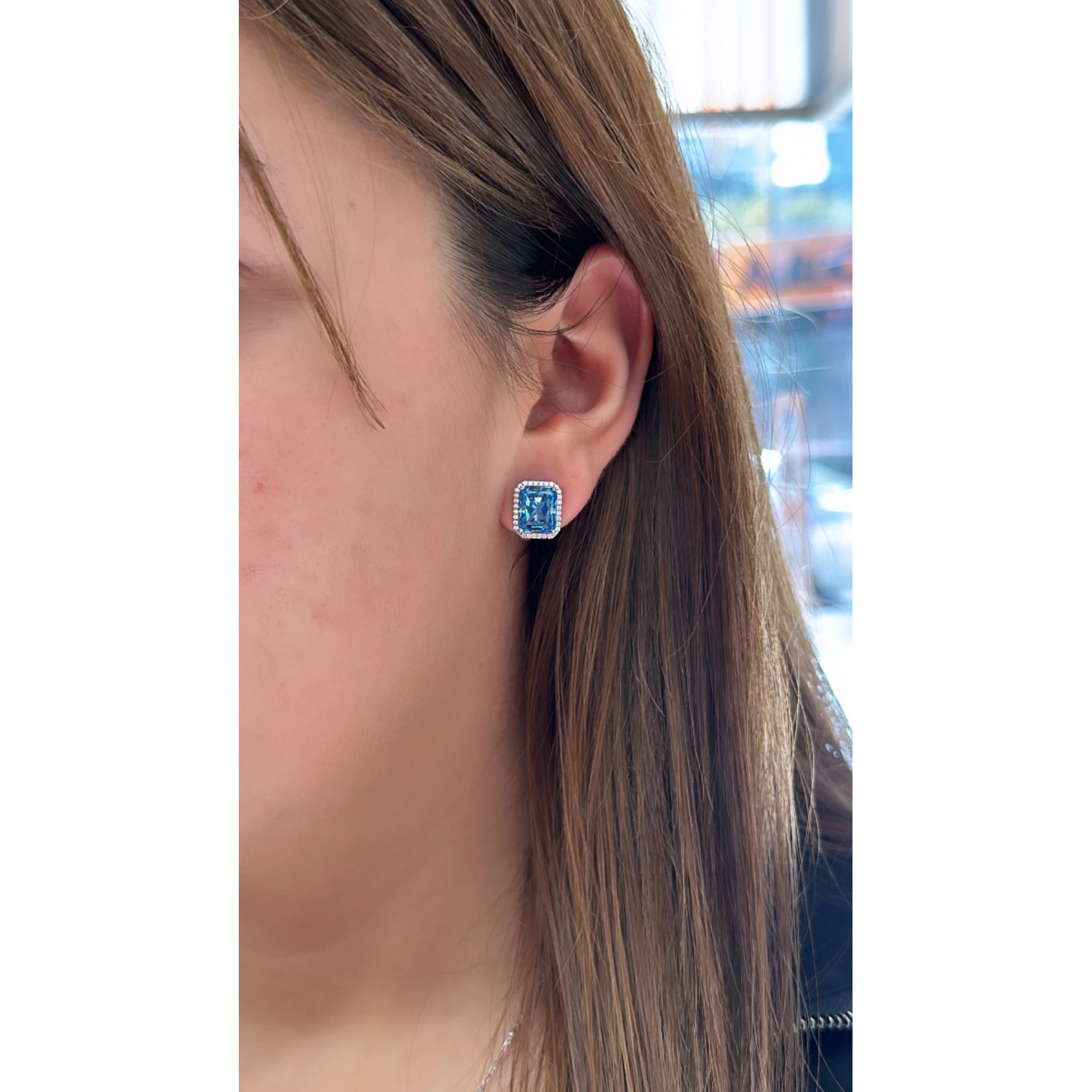 BD Ddörtgen Etrafı Taşlı Küpe