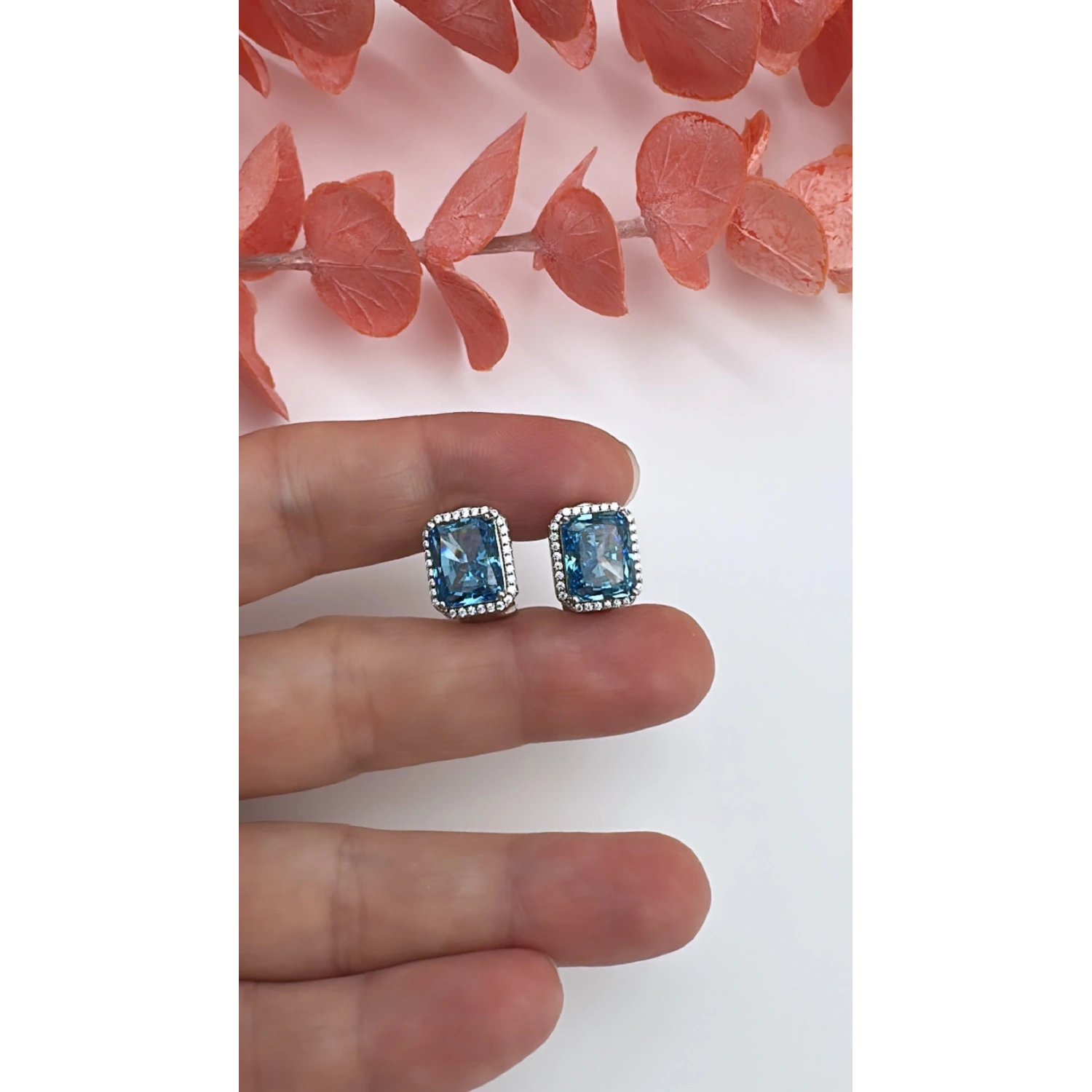 BD Ddörtgen Etrafı Taşlı Küpe