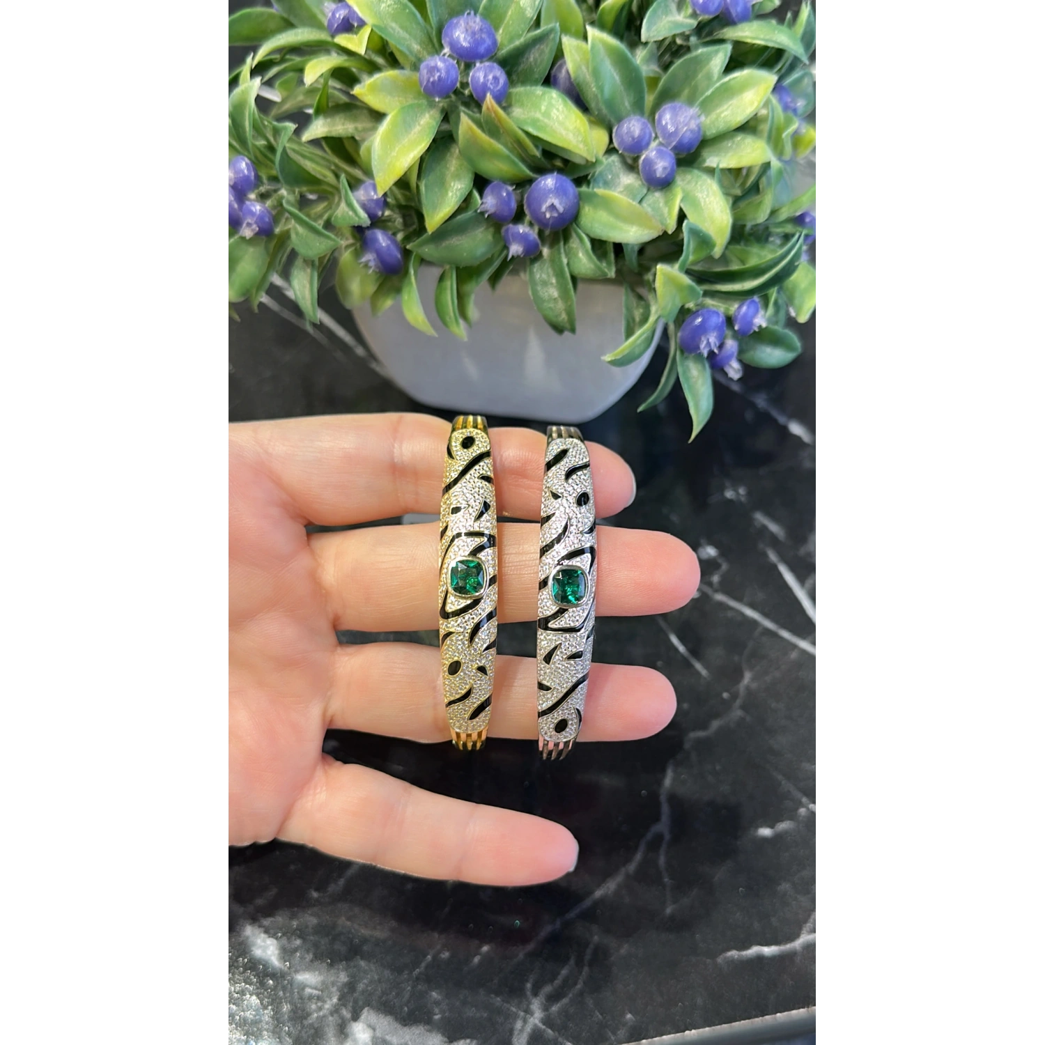 Carti Siyah Mineli Tasarım Kelepçe