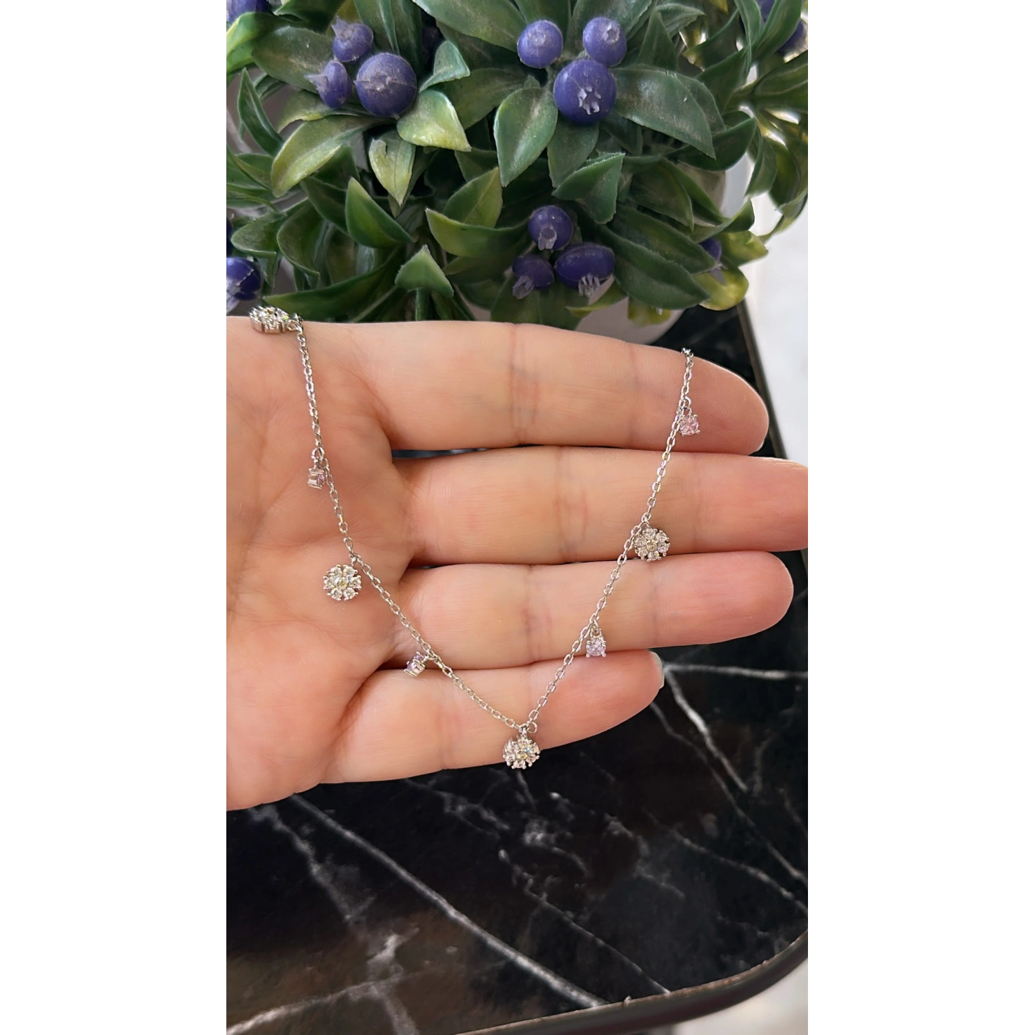 Çiçek Sallantılı Zincir Kolye