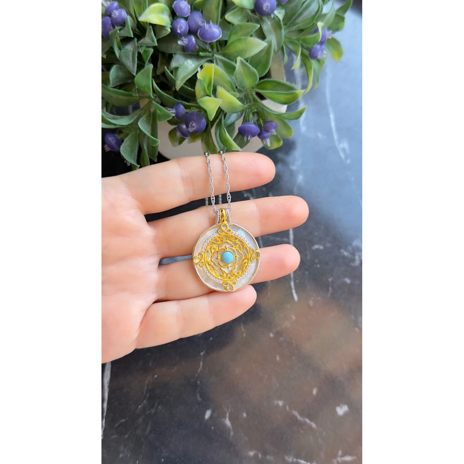 DW Firuze Sedef Madalyon Kolye