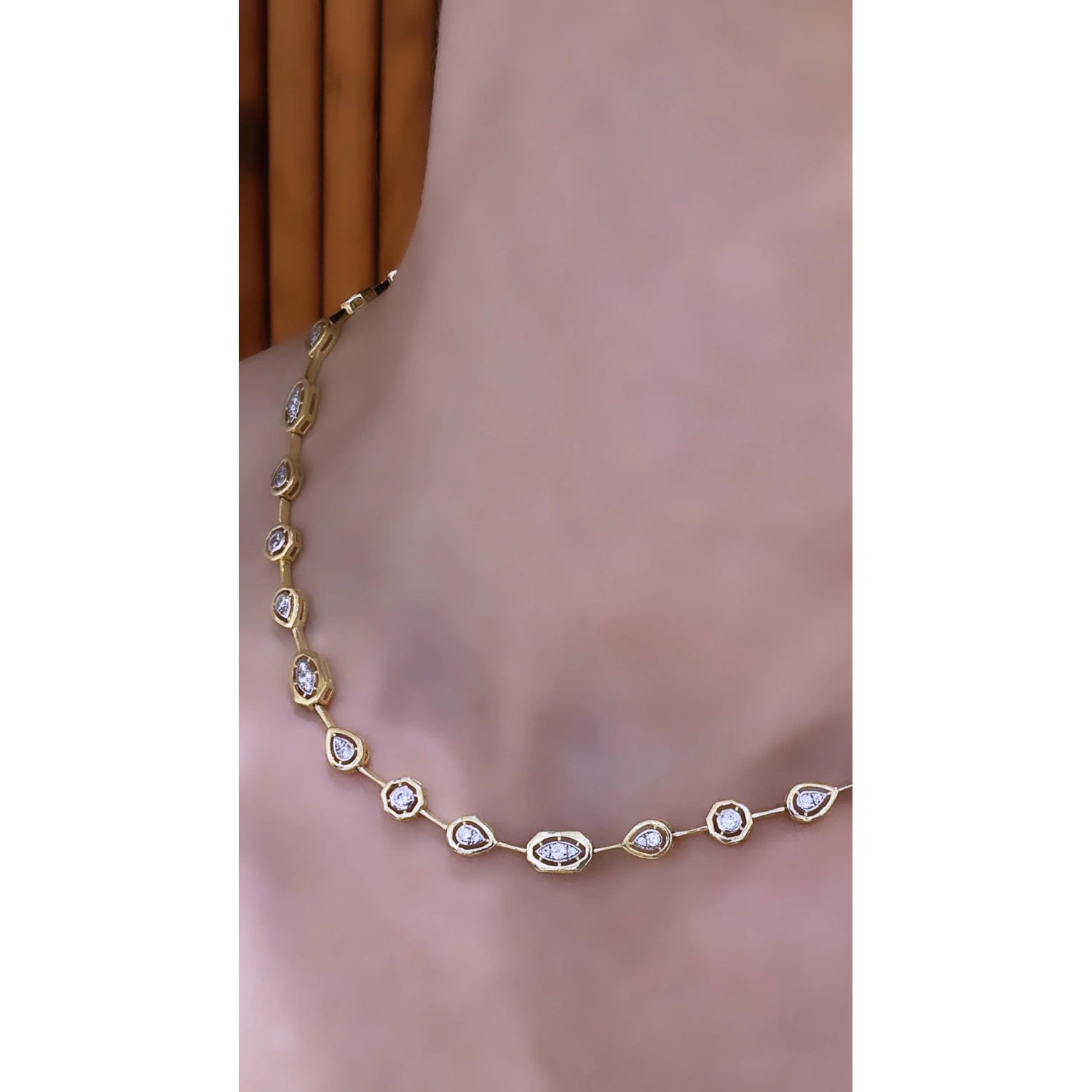 Elmas Montür Aralıklı Geo Suyolu Kolye