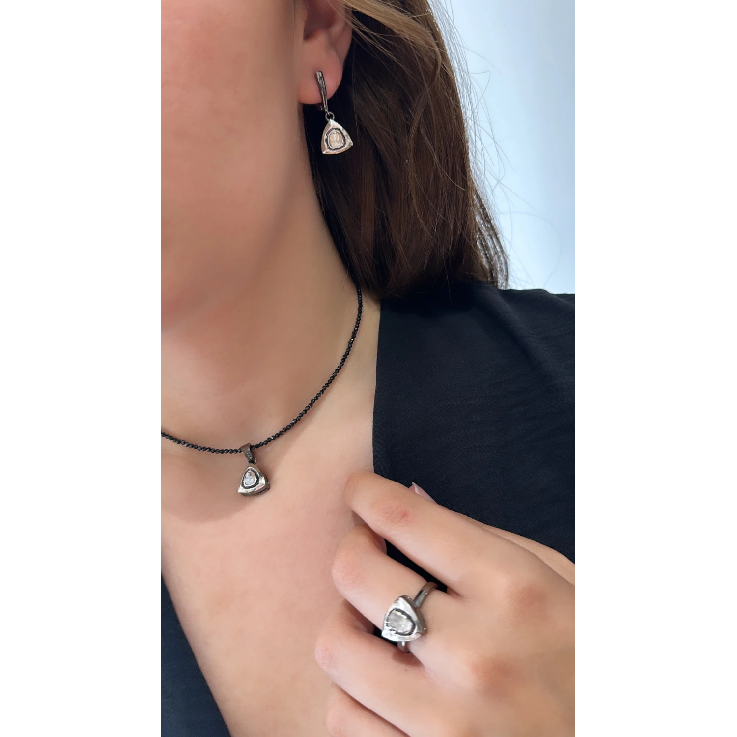 Ham Elmas Taşlı Üçgen Formlu Yüzük