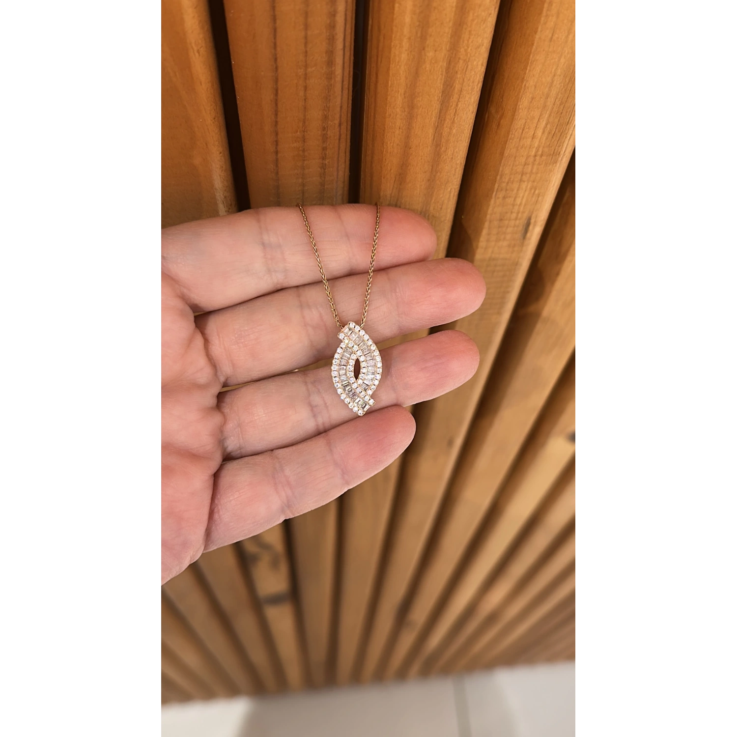 Kenarları Taşlı Baget Kolye