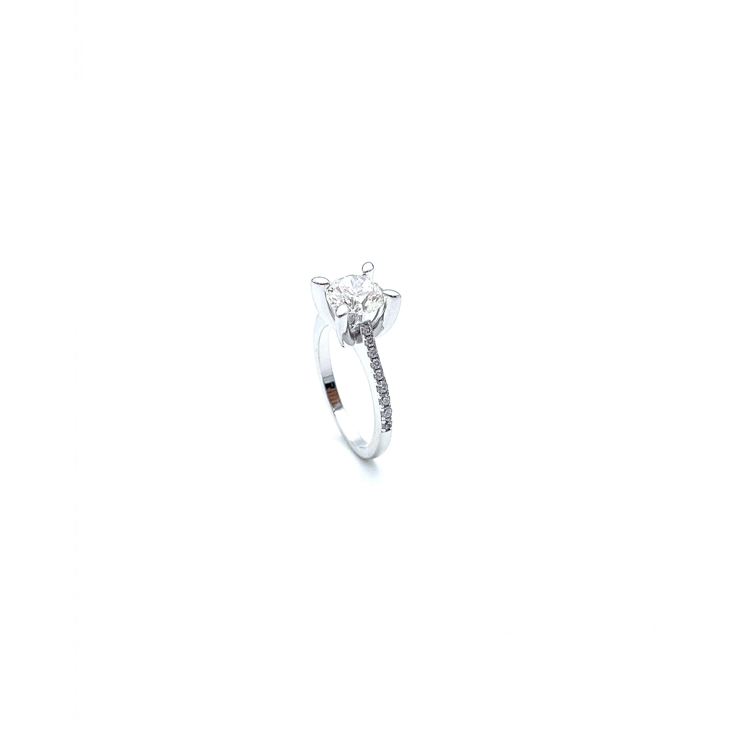 Mozanit 0,9ct 4 Badem Tırnak Yanları Taşlı Tektaş Yüzük