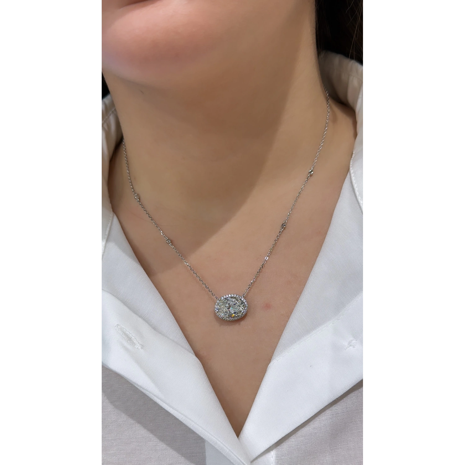 Mozanit Oval Etrafı Taşlı Kolye