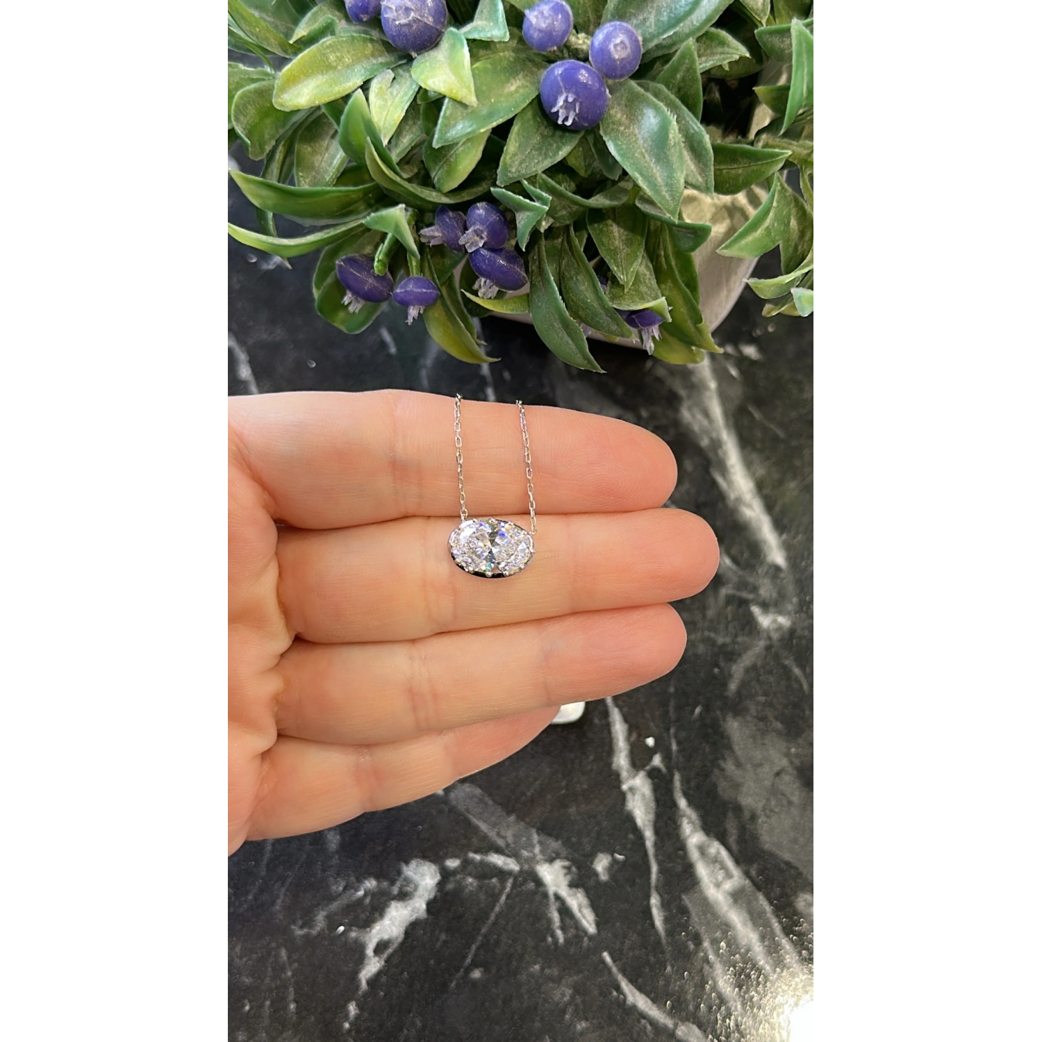 Oval Tektaş Tırnaklı Kolye