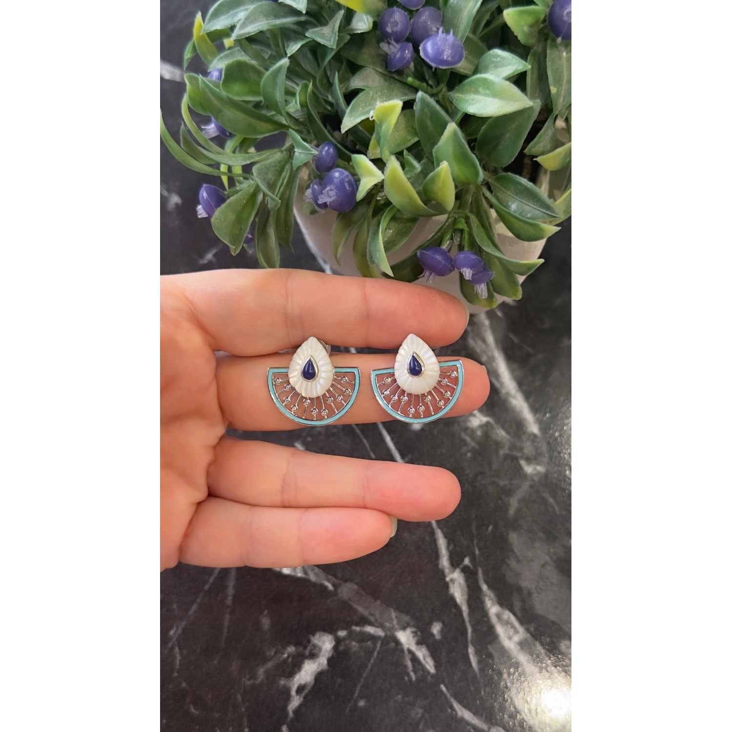 Sedefli Mavi Mineli Yarım Ay Küpe