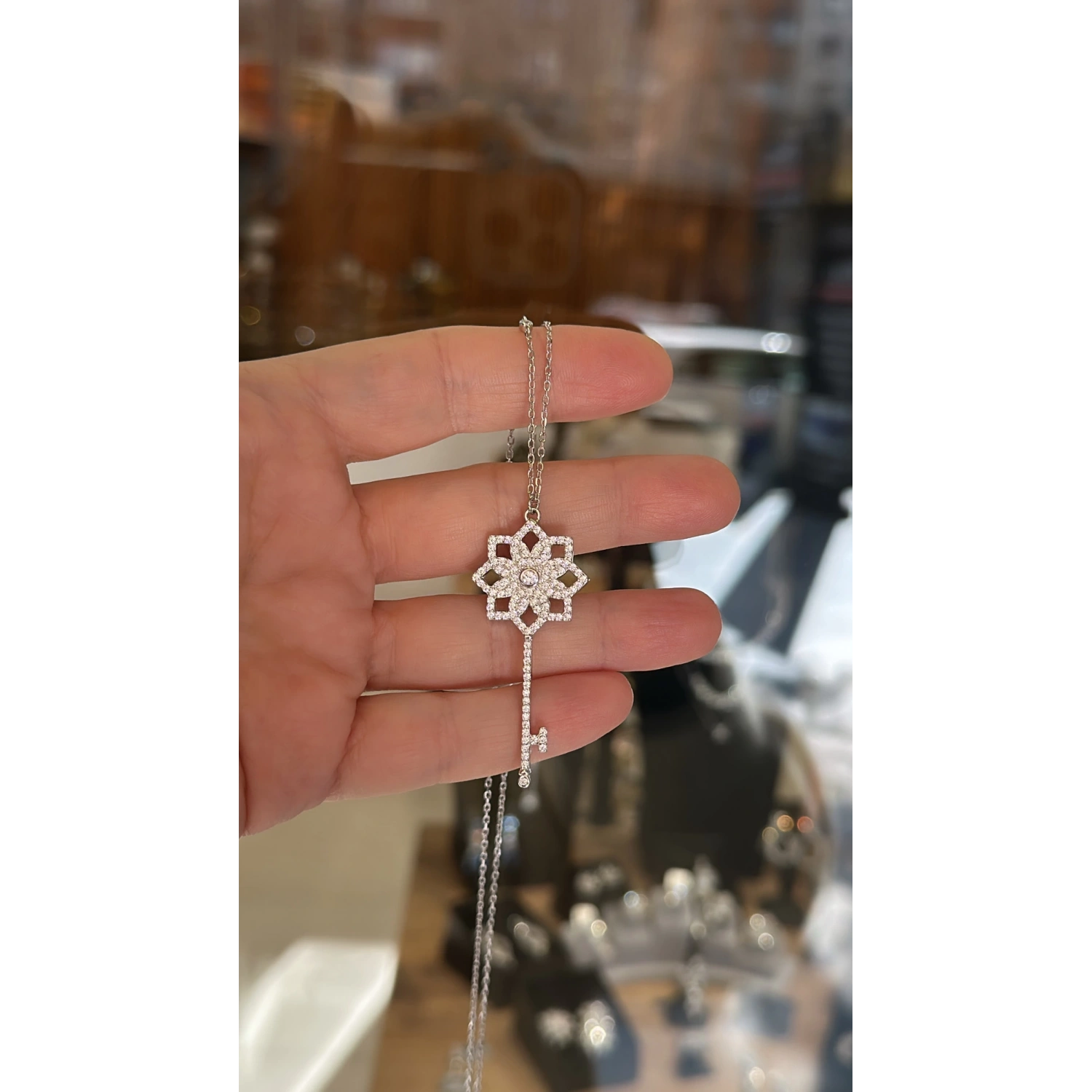 Taşlı Anahtar Asansör Zincir Kolye