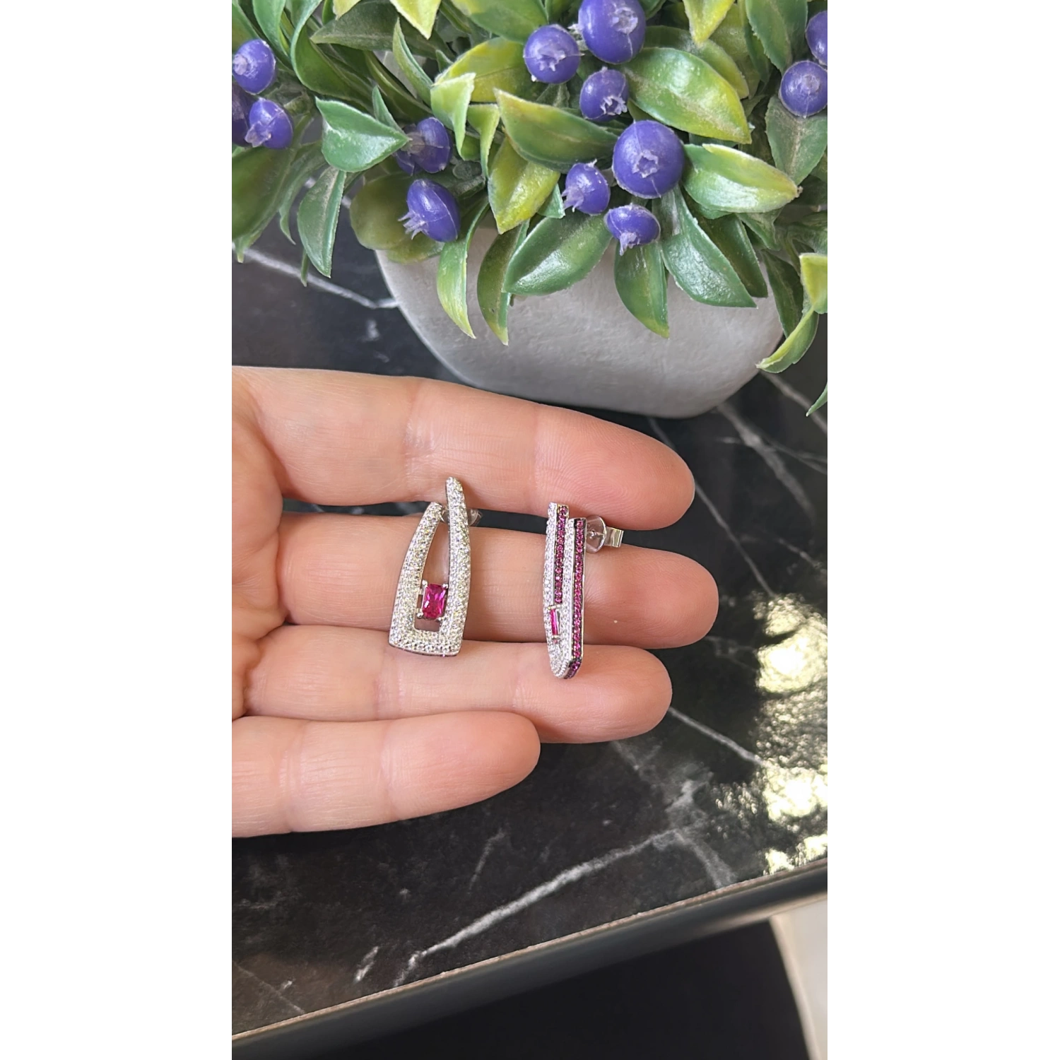 Yakut Invisible Küpe