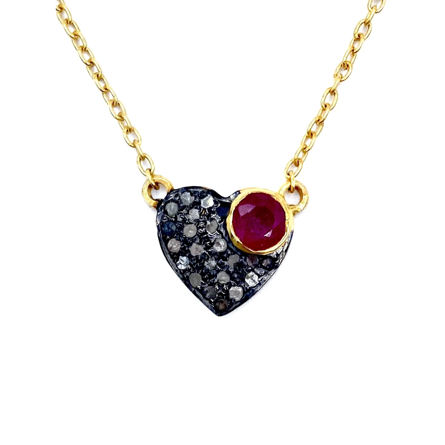 Yakut Taş Detaylı Ham Elmas Taşlı Kalp Kolye