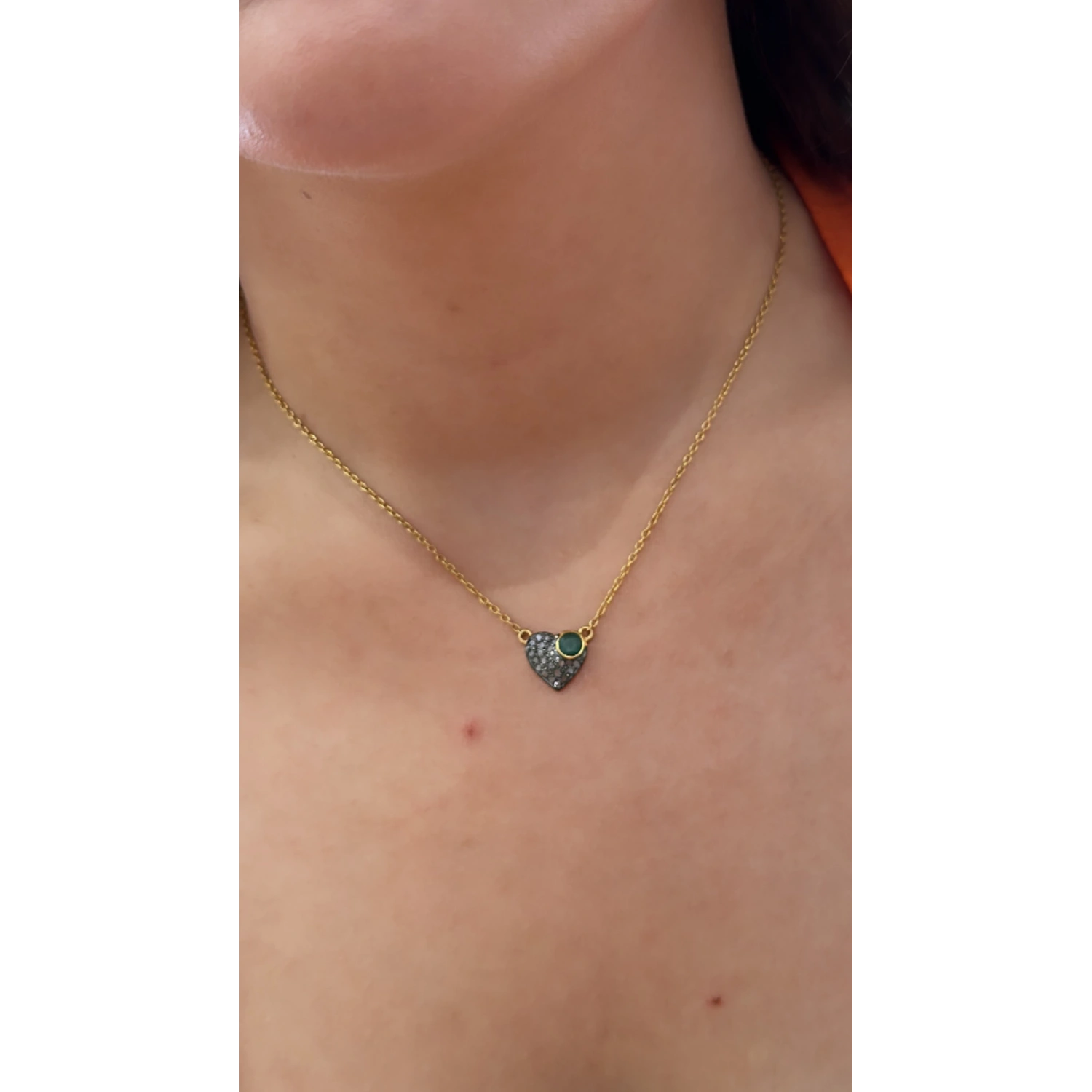 Zümrüt Taş Detaylı Ham Elmas Taşlı Kalp Kolye