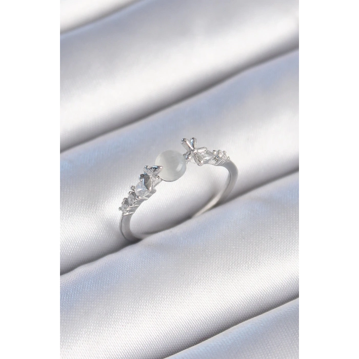 Pirinç Gümüş Renk Zirkon Taşlı Beyaz Mineli Kelebek Detay Kadın Yüzük