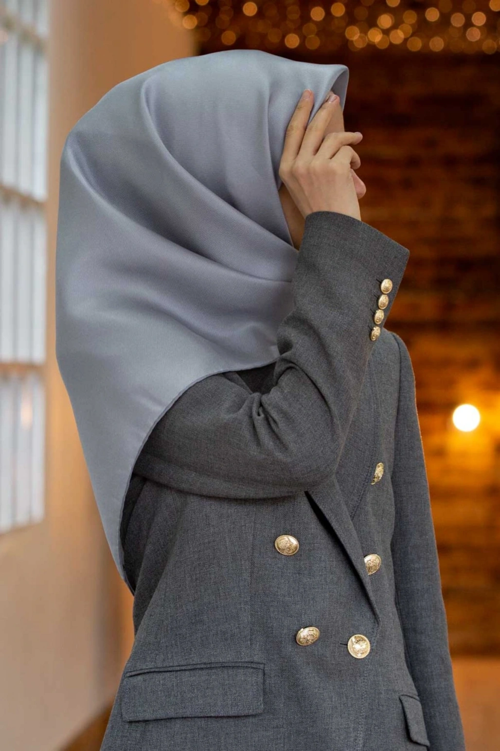 %100 Twill İpek Düz Gümüş Renkli Daha Tok Exclusive Serisi 90x90 Eşarp Dikim Şekli : El Dikişi