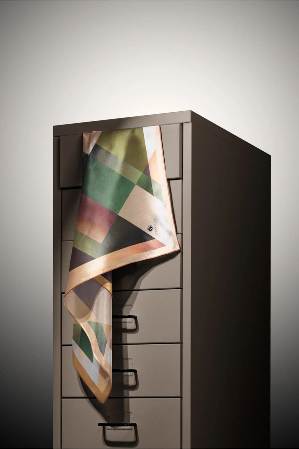 %100 Twill İpek Geometrik Desenli Bej - Haki Renkli 90x90 Eşarp Dikim Şekli : El Dikişi