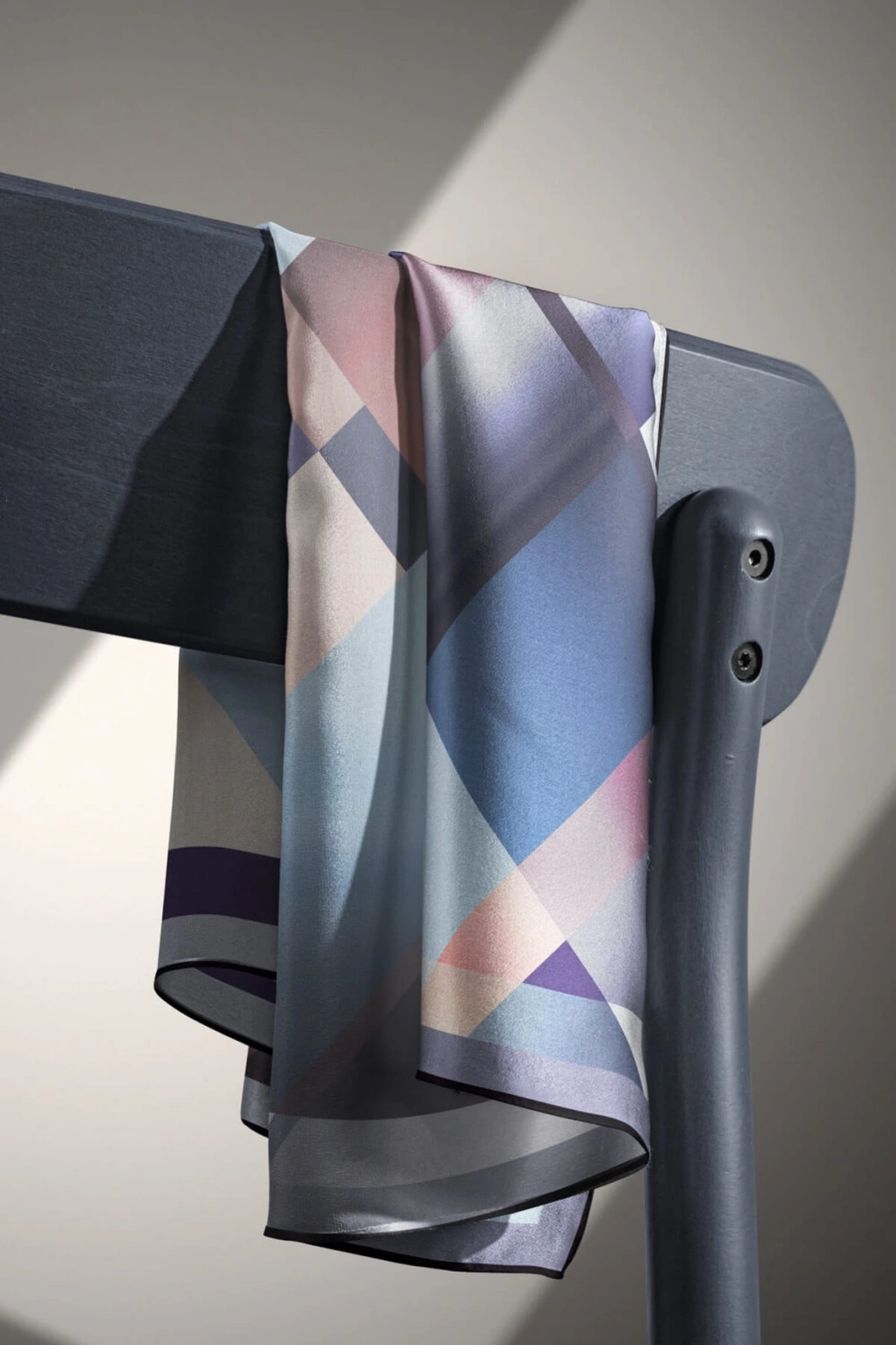 %100 Twill İpek Geometrik Desenli Gri - Bebe Mavisi Renkli 90x90 Eşarp Dikim Şekli : El Dikişi