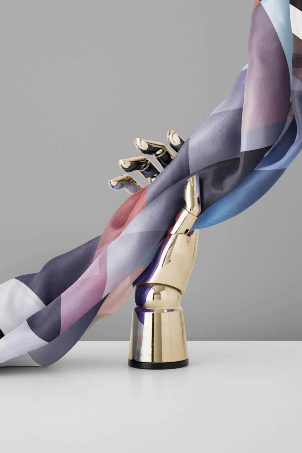 %100 Twill İpek Geometrik Desenli Gri - Bebe Mavisi Renkli 90x90 Eşarp Dikim Şekli : El Dikişi