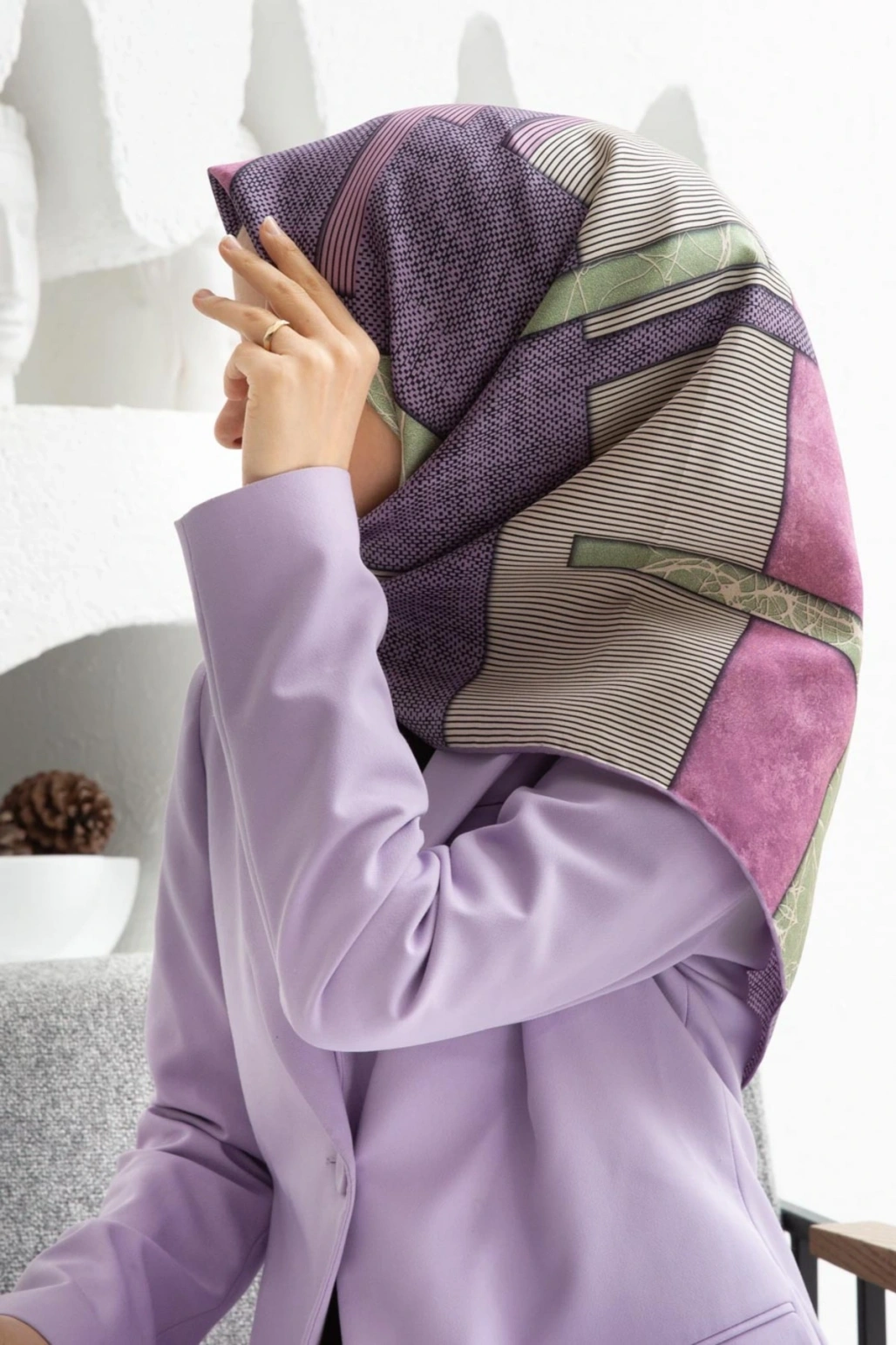 %100 Twill İpek Geometrik Desenli Lila Renkli 90x90 Eşarp Dikim Şekli : El Dikişi