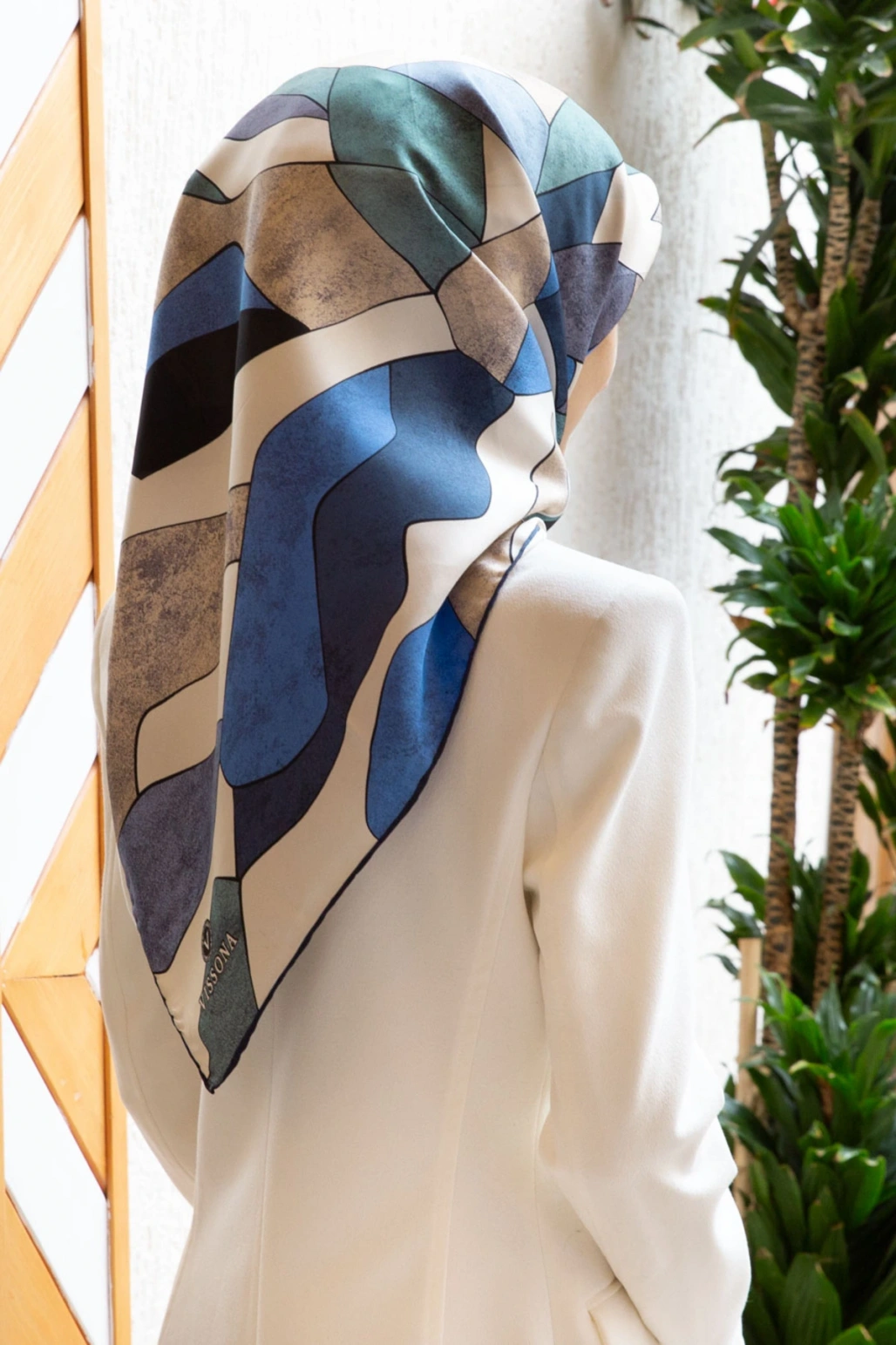 %100 Twill İpek Geometrik Desenli Mint Yeşili - Bej Renkli 90x90 Eşarp Dikim Şekli : El Dikişi