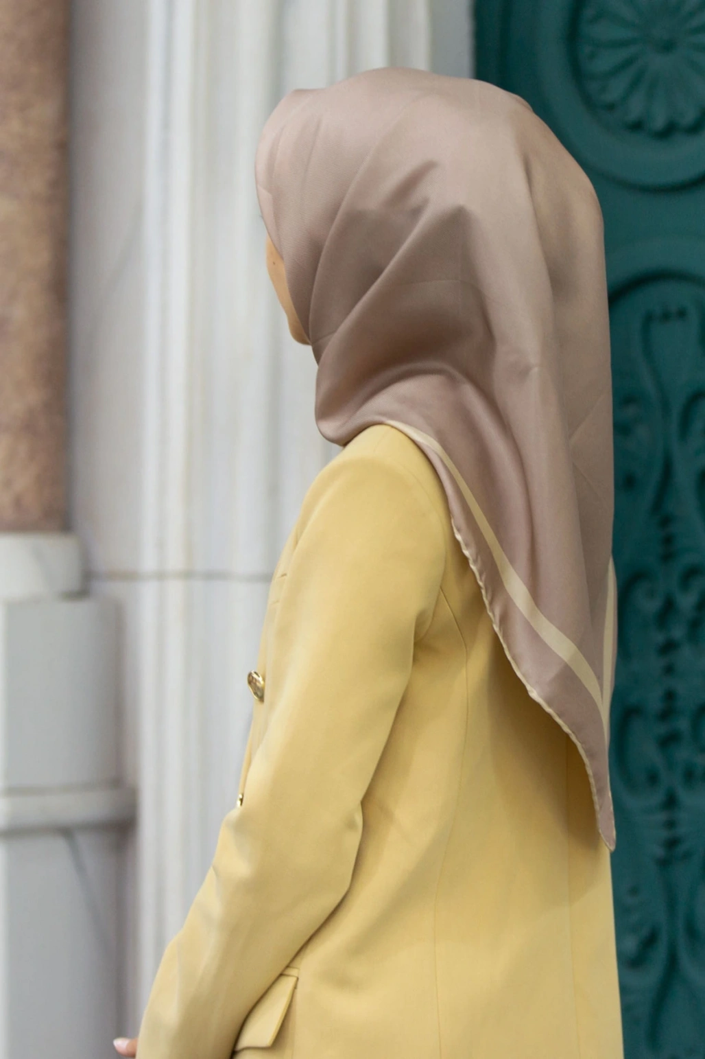 100% Twill İpek Düz Renk Bordür Desenli Bej Renkli Daha Tok Exclusive Serisi 90x90 Dikim Şekli : El