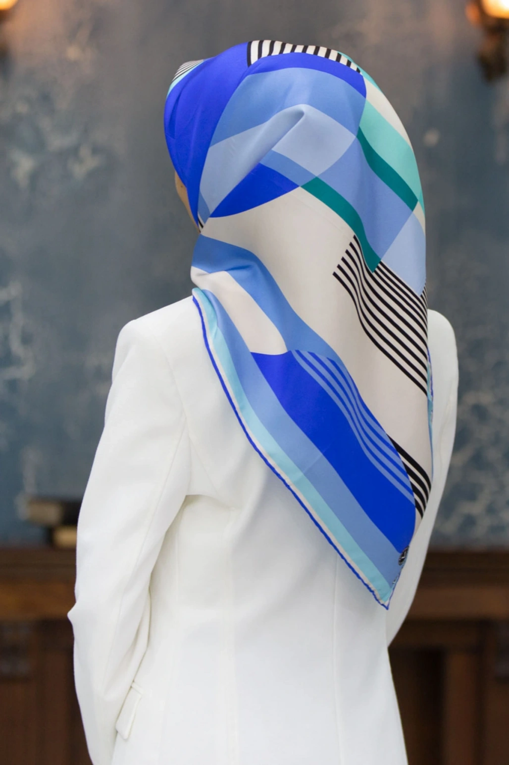 100% Twill İpek Geometrik Desenli Bebe Mavisi - Saks Renkli 90x90 Dikim Şekli : El Dikişi Eşarp